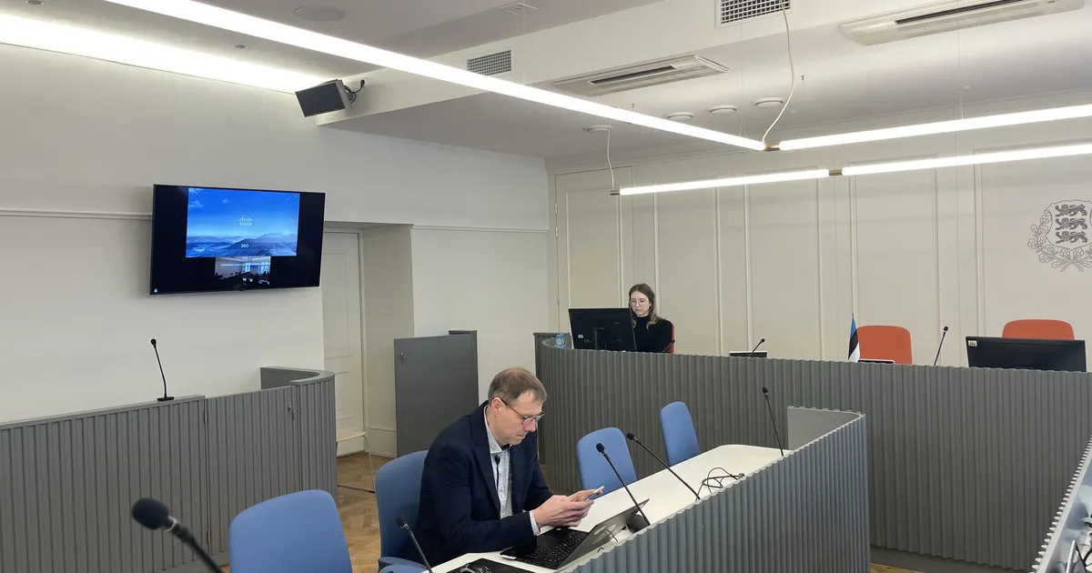 Naiskolleegi jälitamises ja salaja filmimises süüdistatava politseiniku kohtuistungil räägiti «kabinetihuumorist»