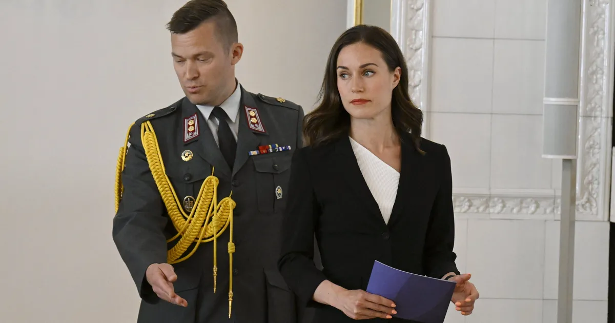 Sanna Marin otsib kaitset uksesilma suudlemas käinud mehe eest