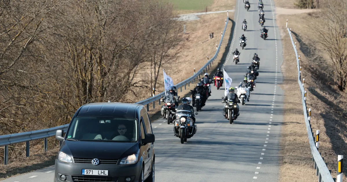 Galerii ⟩ Kunstniku ja motomehe viimset teekonda saatis tsiklite mürin