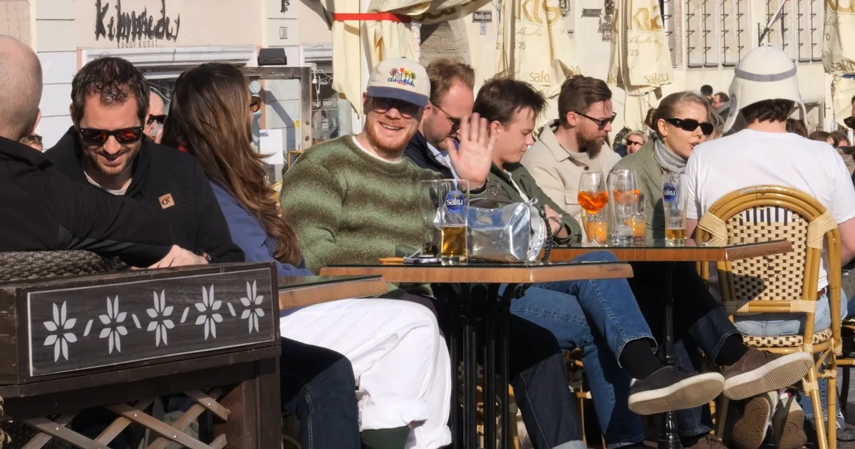 ÜÜRATU HIND ⟩ Raekoja platsil rüübatakse 9 eurost õlut nii et silm ka ei pilgu: Meie jaoks on Eesti endiselt väga odav!