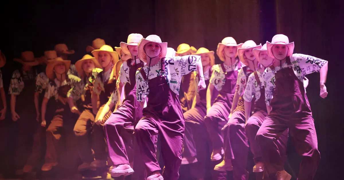 Särtsakas galerii ⟩ Kuldne Karikas täitis kontserdimaja tantsuga