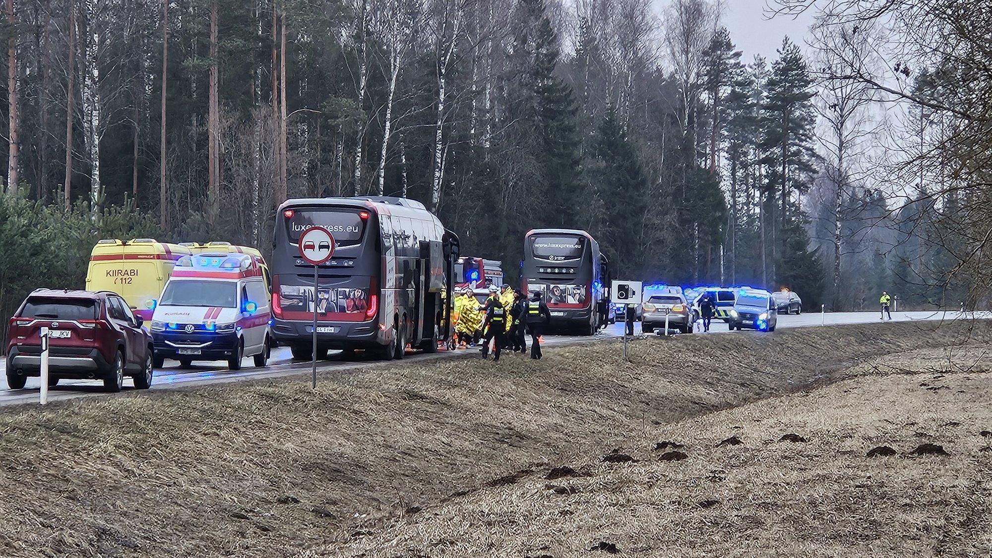 Eile juhtus teinegi avarii kaitseväe maasturiga sõitnud ajateenijaga. Noormees viidi haiglasse