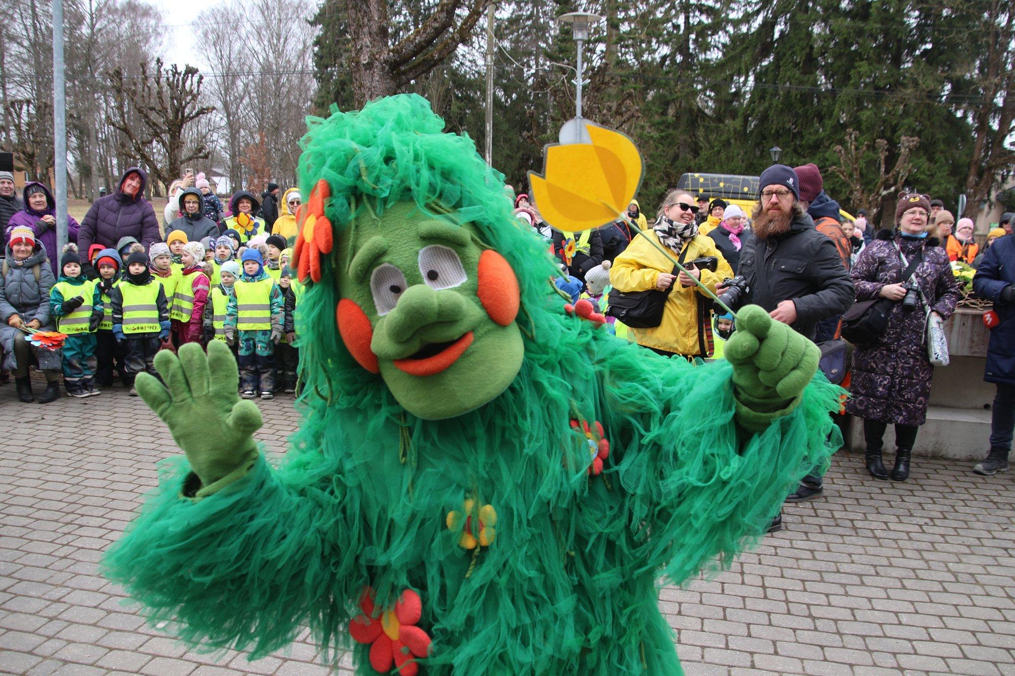 GALERII | Vallavanema ema muruniiduk tõmbas Türil kevade käima