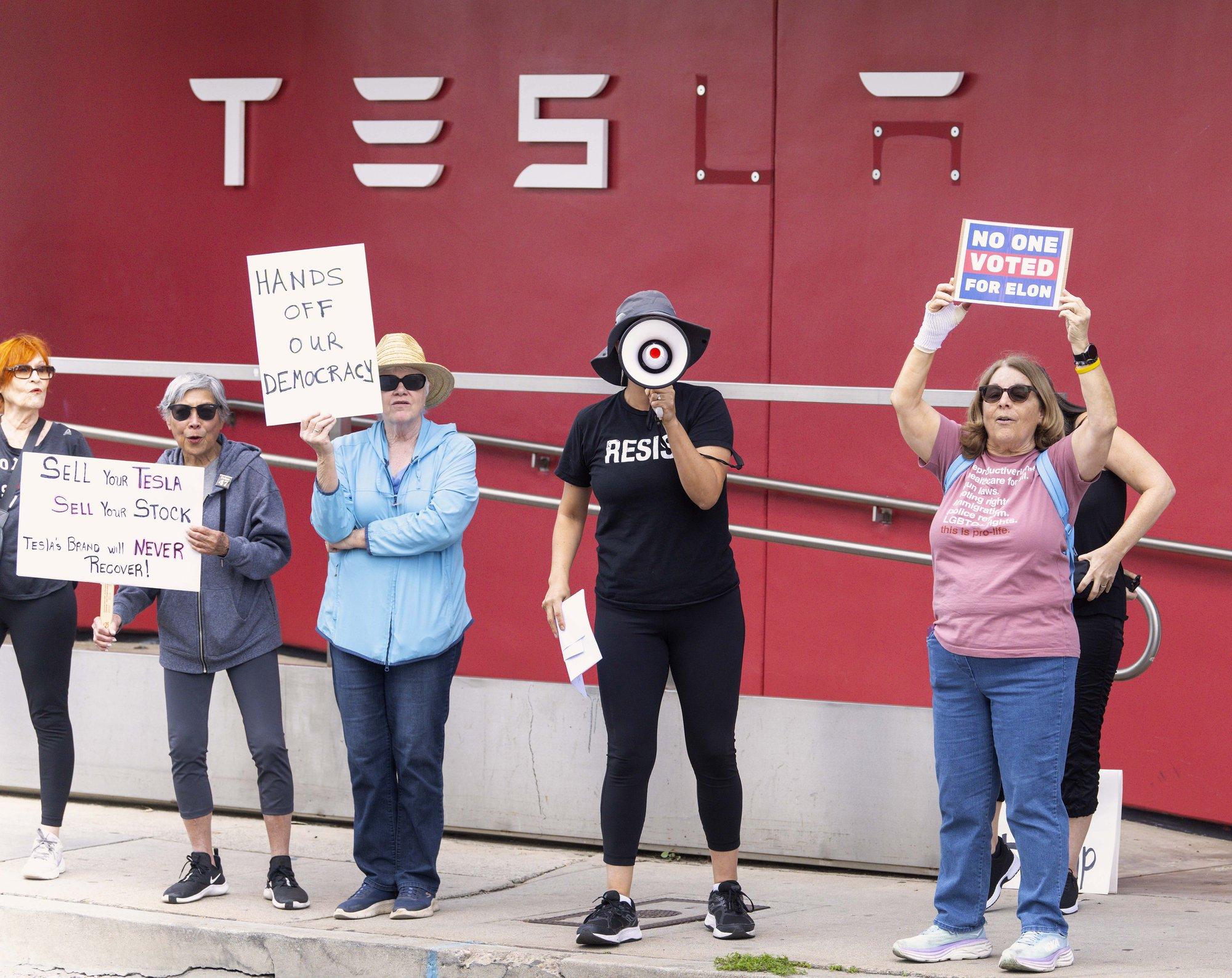 See on Elon Muski mõju. Teslade müük läks Euroopas vabalangusesse