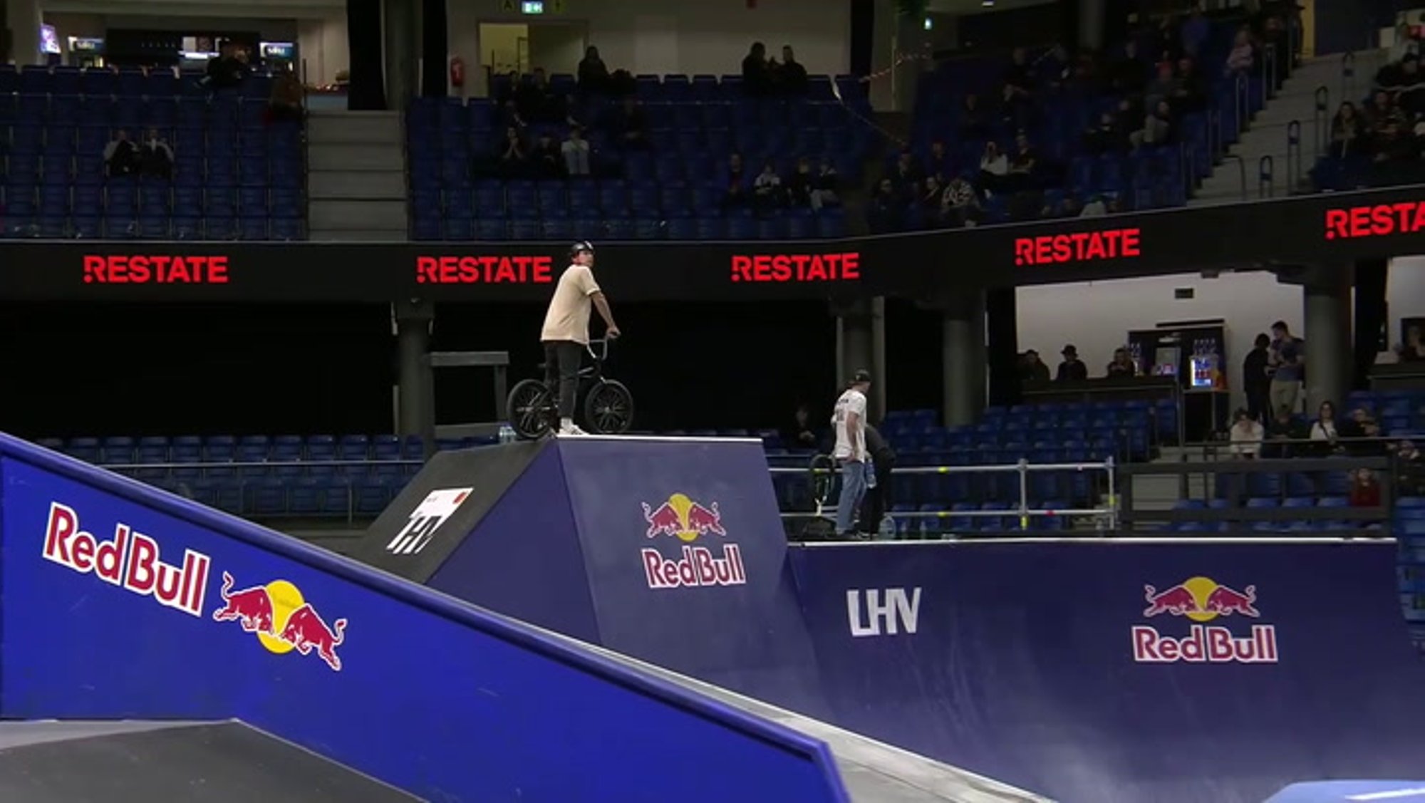 DELFI VIDEO | Alustuseks lihtsalt kahekordne salto! Simple Sessionil sai näha vinget trikki