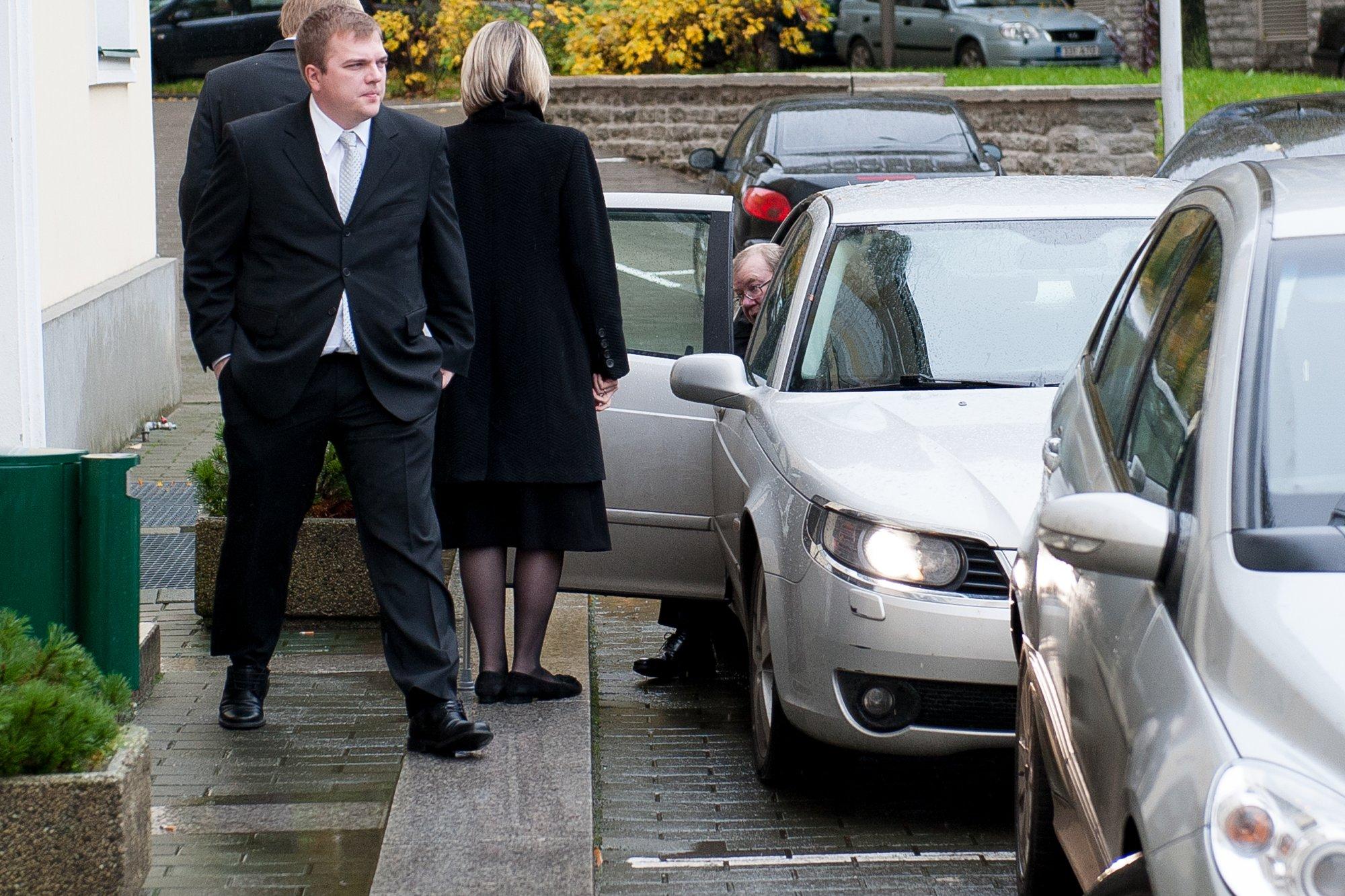 Hiljuti hundipassi saanud nõunik on tagasi. Rauno Veri asub tööle minister Hendrik Terrase juures