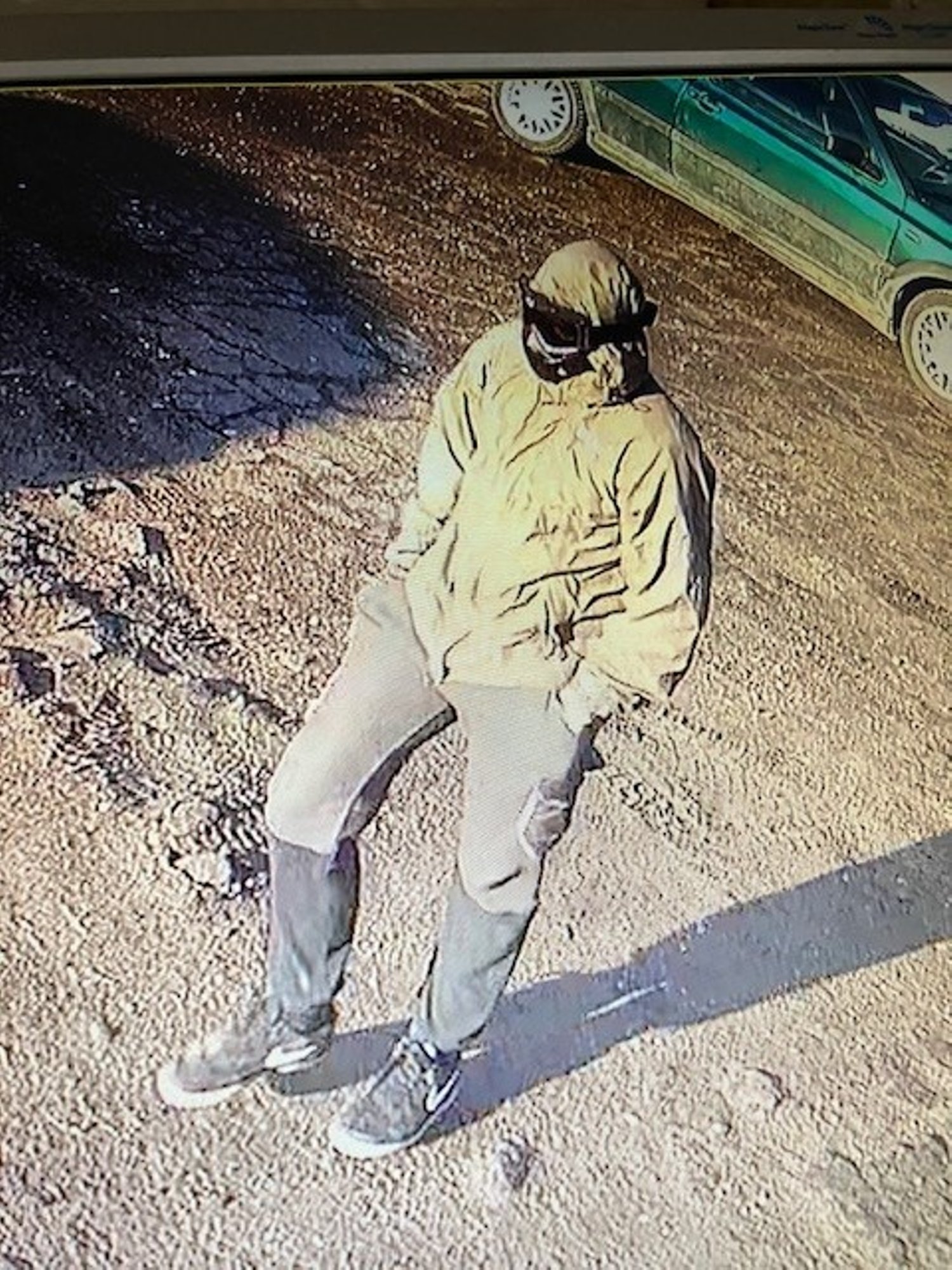 Politsei palub abi tuvastada varas, kes näppas kaks värvipüstolit