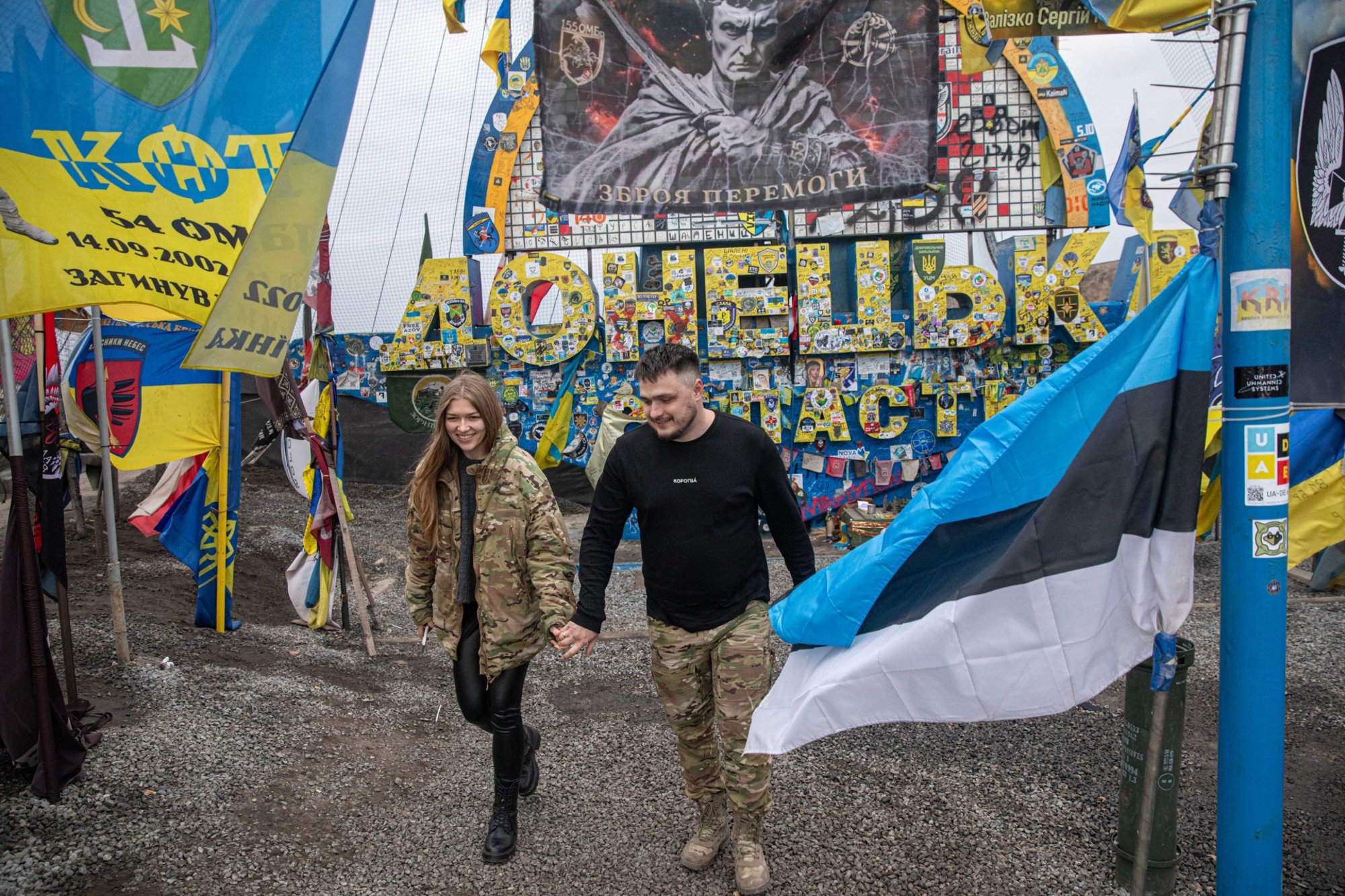 FOTOD | „Õiged värvid õigel kohal.“ Donetski sõjamemoriaali juures lehvib aukohal Eesti lipp