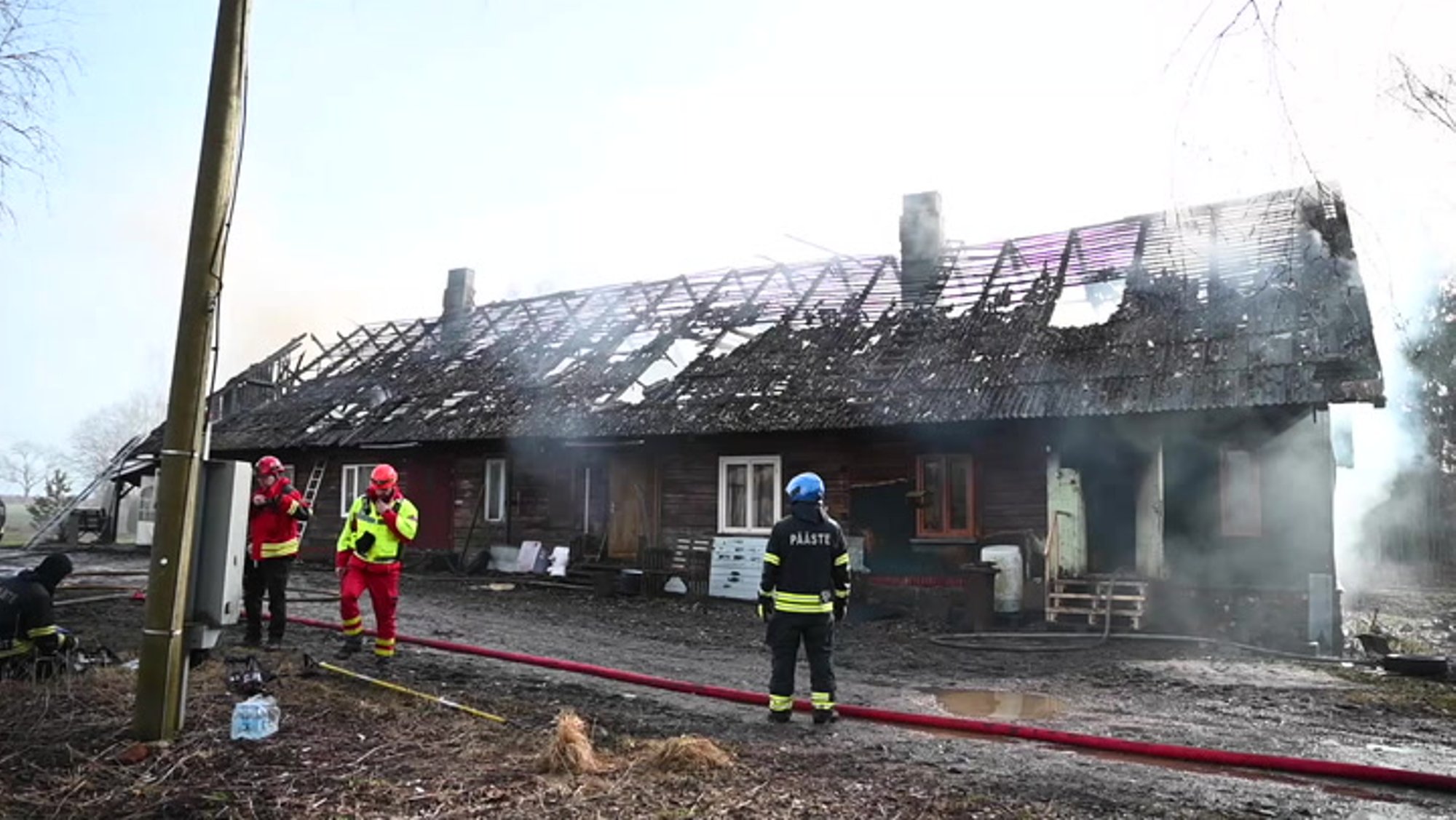 VIDEO ja FOTOD | Viljandimaal põles lahtise leegiga kortermaja