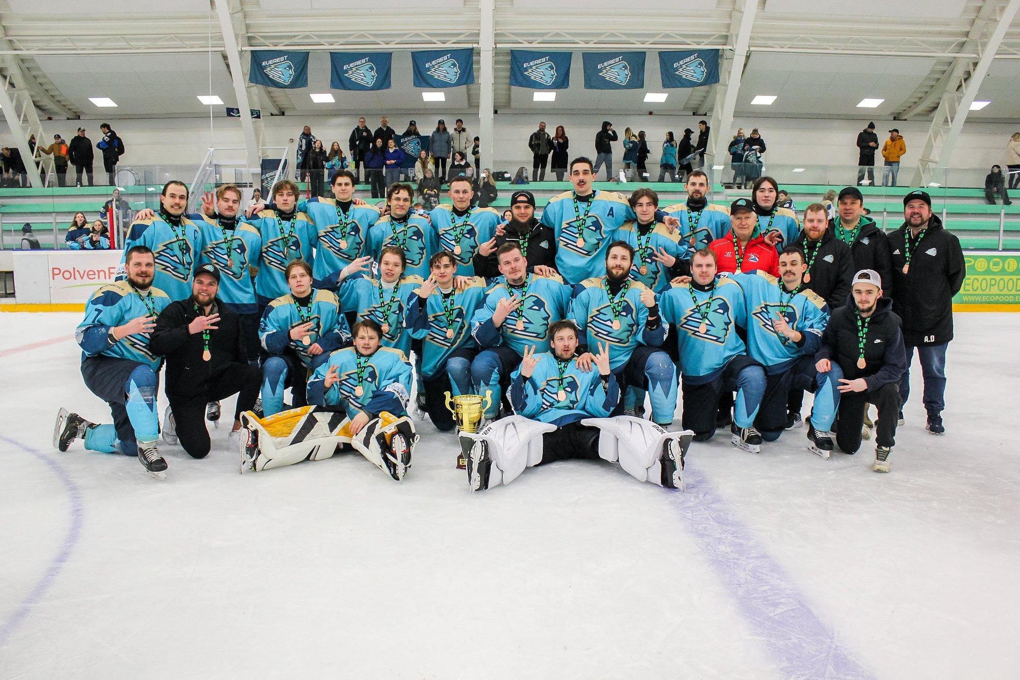 Eesti hokiliigas jagati välja esimene medalikomplekt