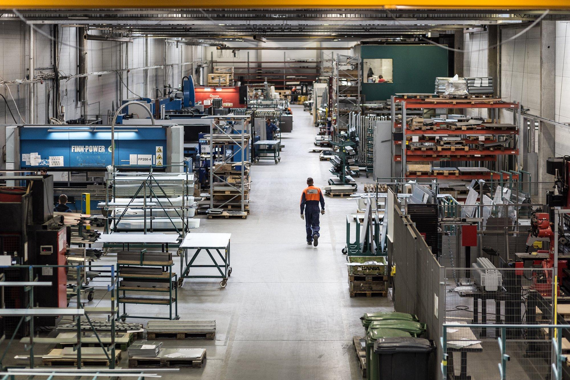 Katastroofiline tööjõupuudus Venemaal: perele raha teenima läinud usbekk rügab kolmel eri kohal