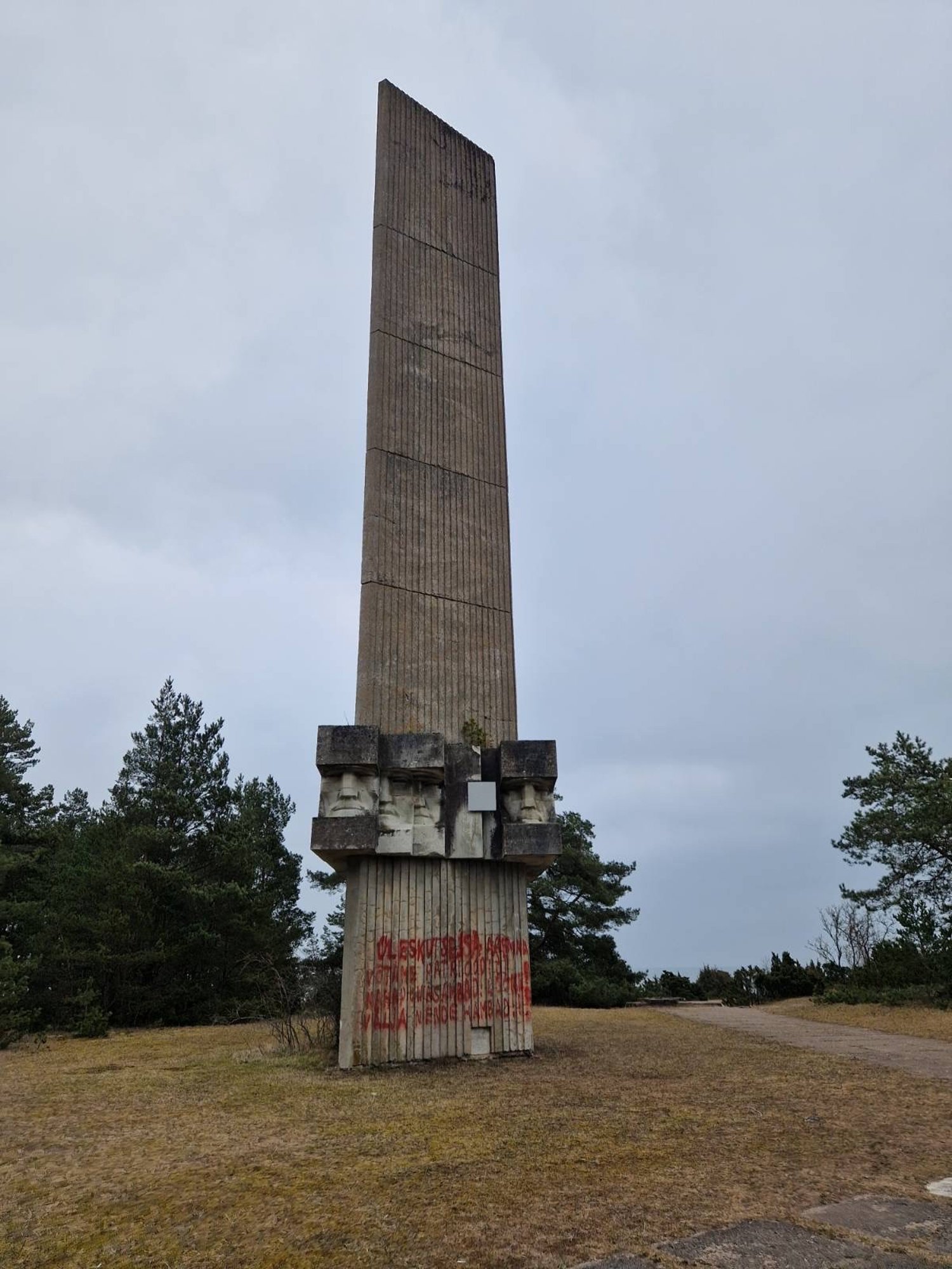 FOTOD | „Võtame maha!“ „Lööme välja nende hambad!“ Tehumardi monumendile kirjutati vihane üleskutse