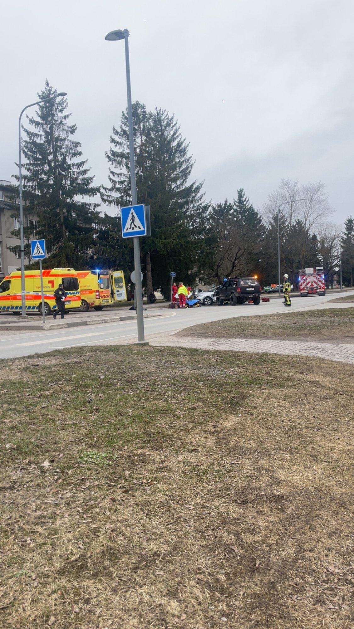 Laagris põrkas kokku kaks autot. Üks inimene sai viga