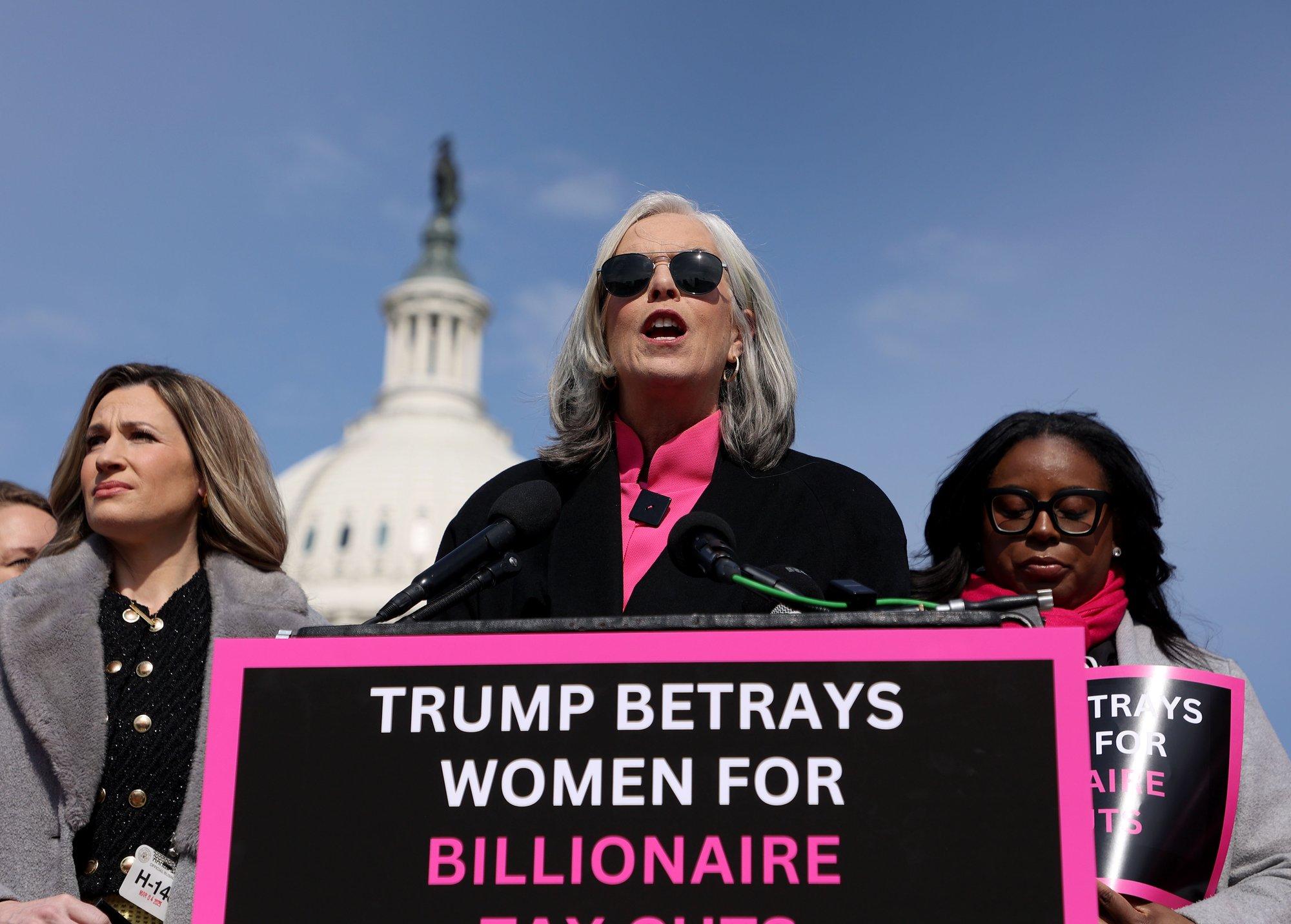 „Tema ja vabariiklaste poliitika on naistele laastav.“ Naispoliitikud riietusid roosasse, et Donald Trump taas paika panna