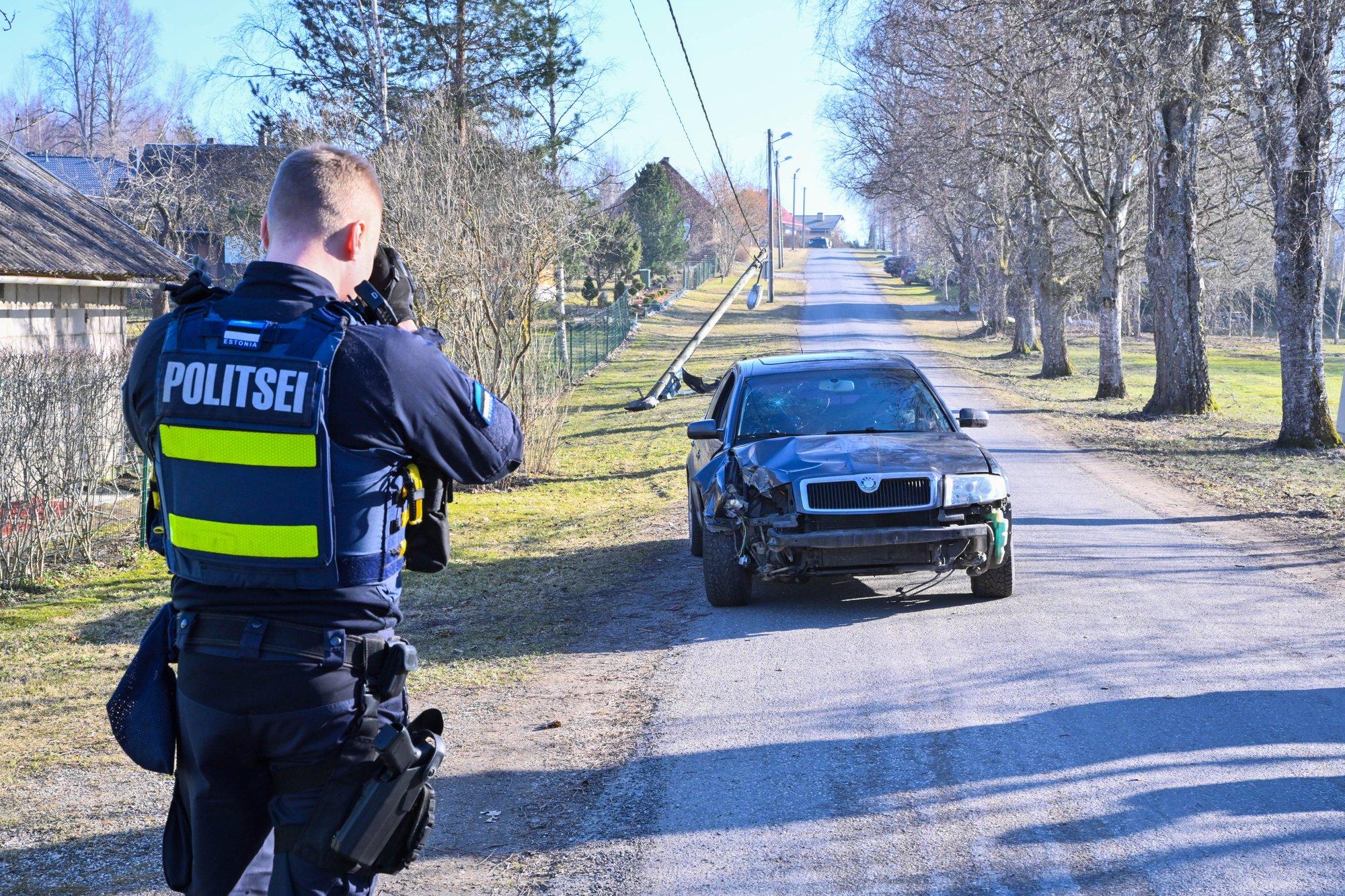 FOTOD | Joobekahtlustega juht sõitis Viljandimaal elektriposti maha