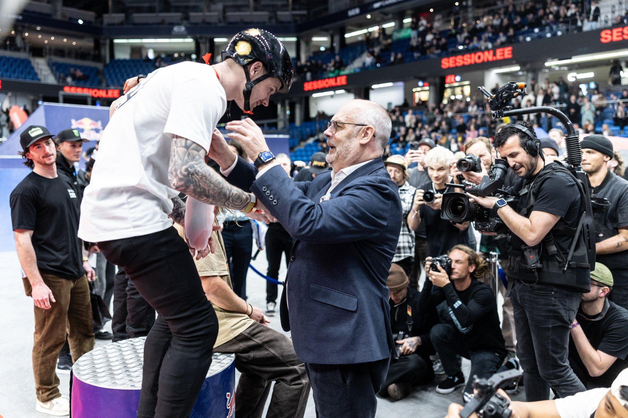 DELFI VIDEO | Ekstreemsport pole president Karisele võõras. „Kui neid Eestis toodeti, oli mulgi rula olemas“