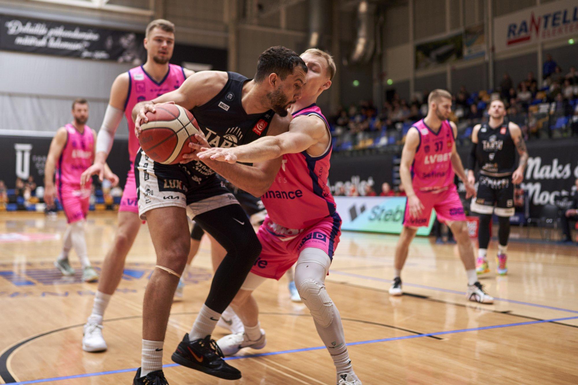 VIDEO | Ameeriklane kehastus viimastel rünnakutel Tartu Ülikooli patuoinaks