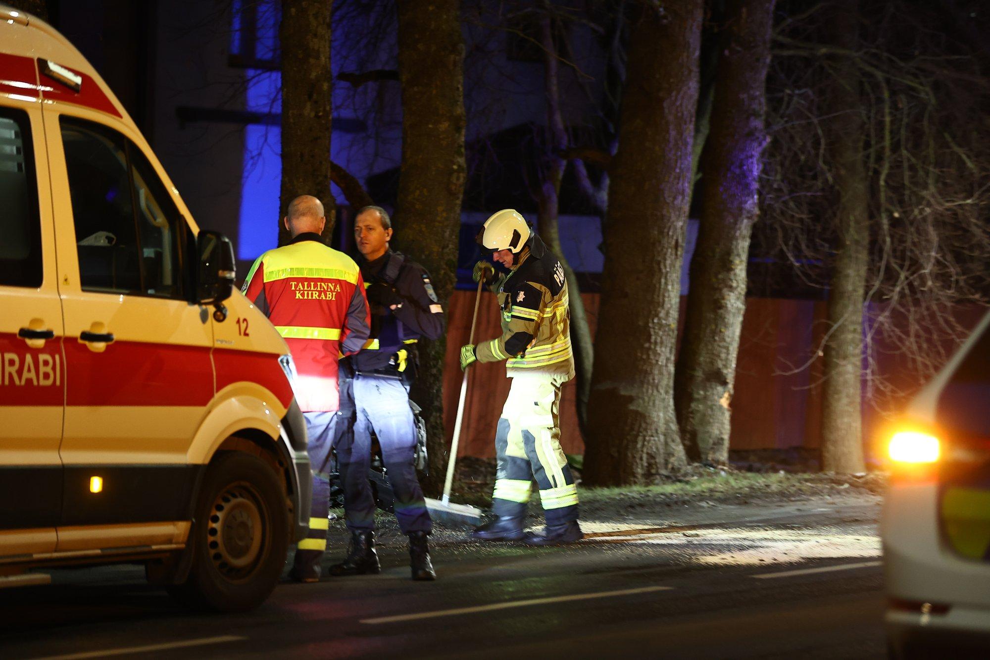 FOTOD | Viimsis sõitis auto vastu aeda ja puud