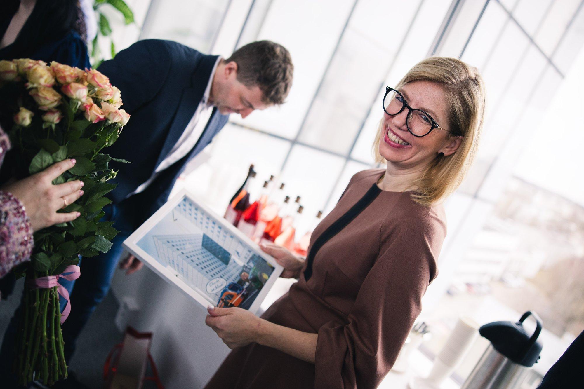 VIDEO JA FOTOD | Hartman saadeti ministeeriumist teele pokaalide kõlisedes. Eksminister selgitab ka eilset skandaalset miljoniotsust