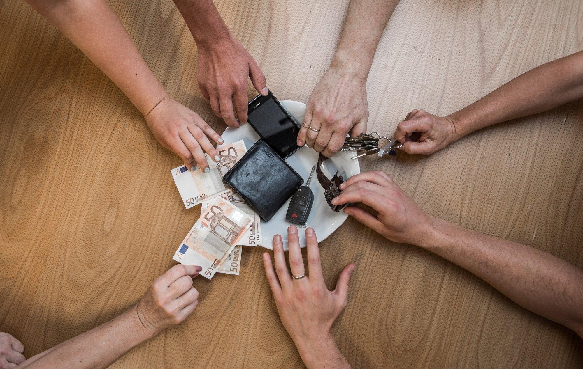 LUGEJA KÜSIB | Kas pärimisel jagatakse laiali ka üleelanud abikaasa pangaarve?