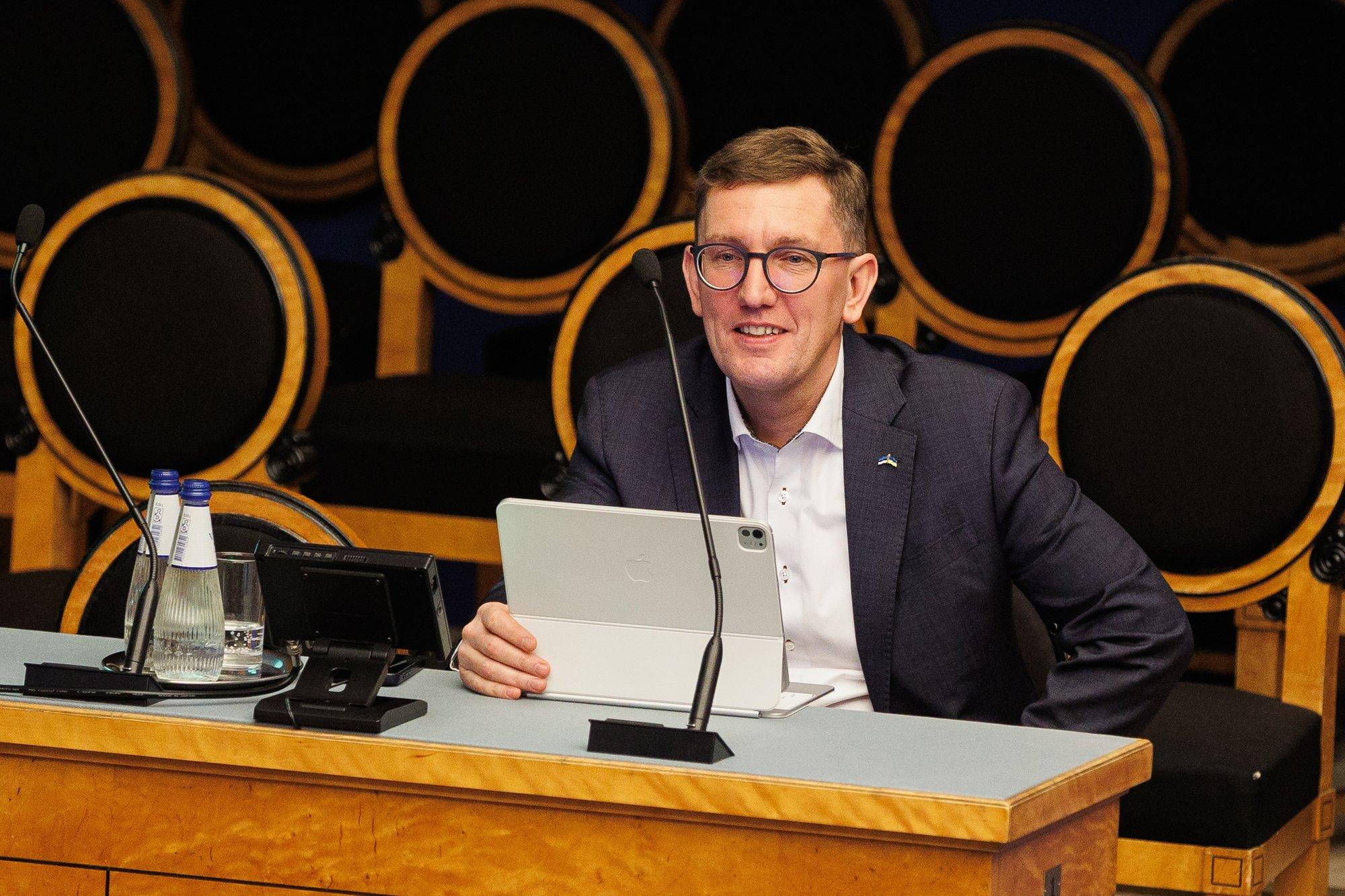 OTSE | Peaminister Kristen Michal annab üle riigieelarve