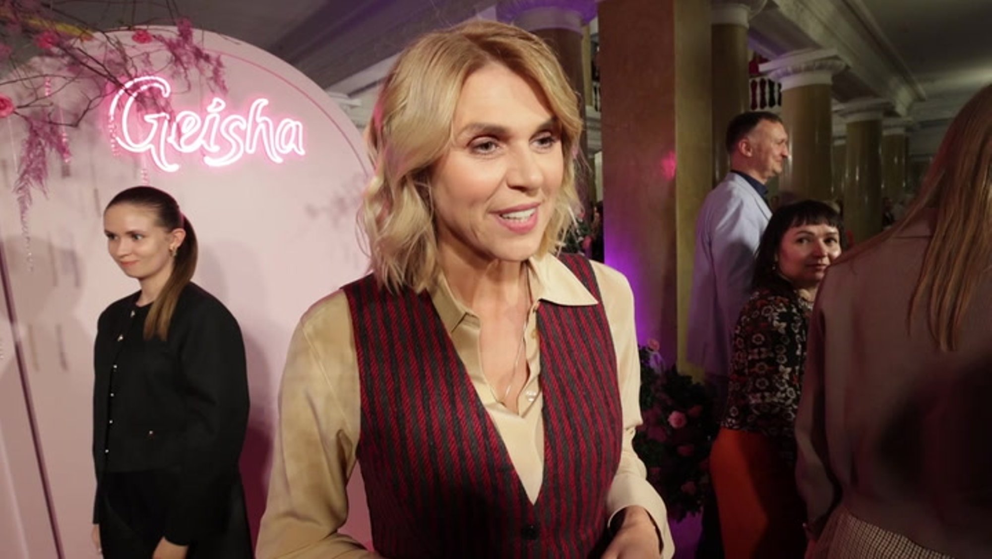 VIDEO | „Ja siis kukkus üks kilekott riiulilt alla!“ Urve Paris Palo külastas Tallinn Fashion Weeki väga erilises komplektis