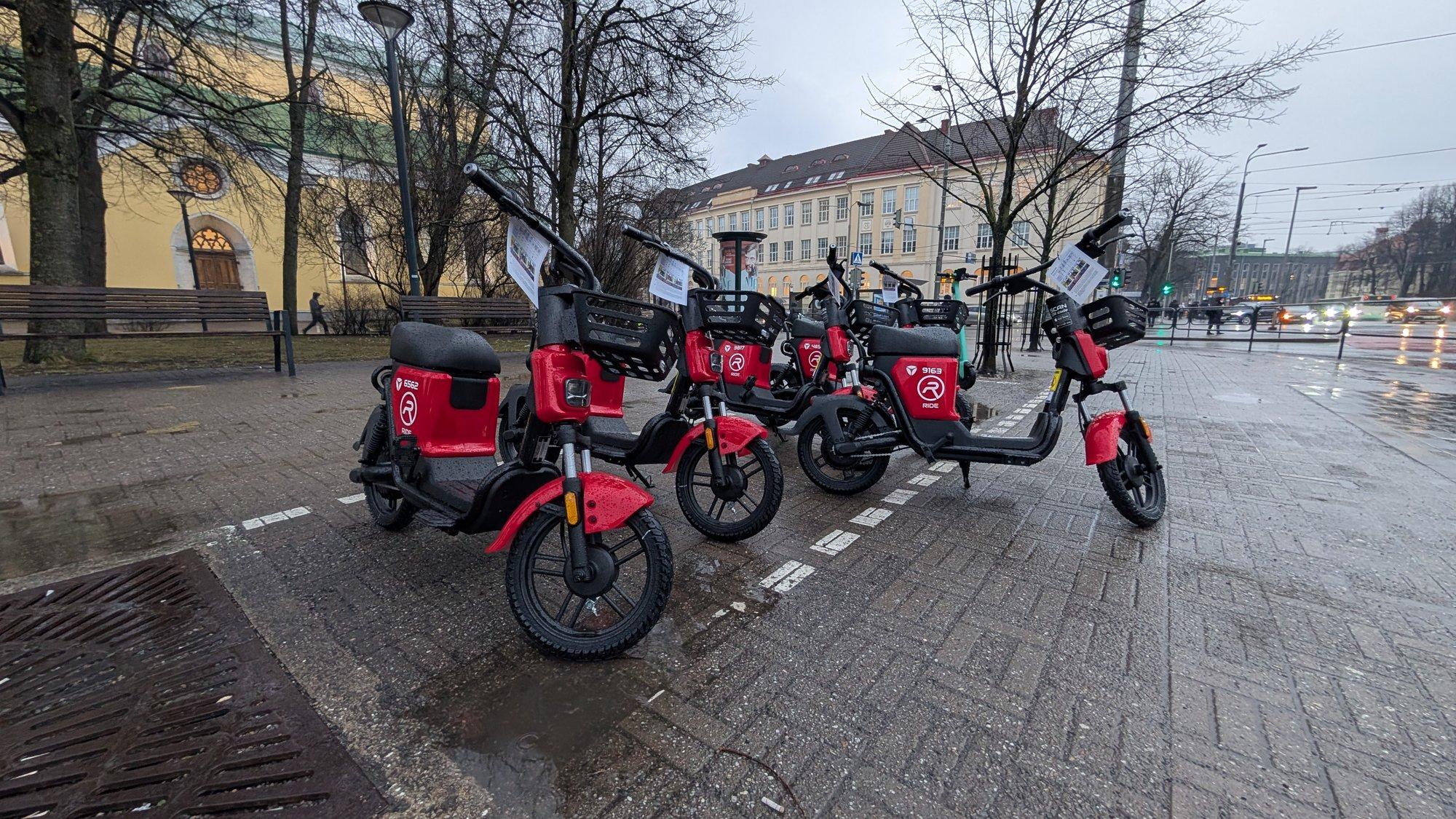 Tallinlased helistavad pisimopeedide asjus nii mupole kui politseile. Abimeer: mupol pole voli sõitjaid korrale kutsuda