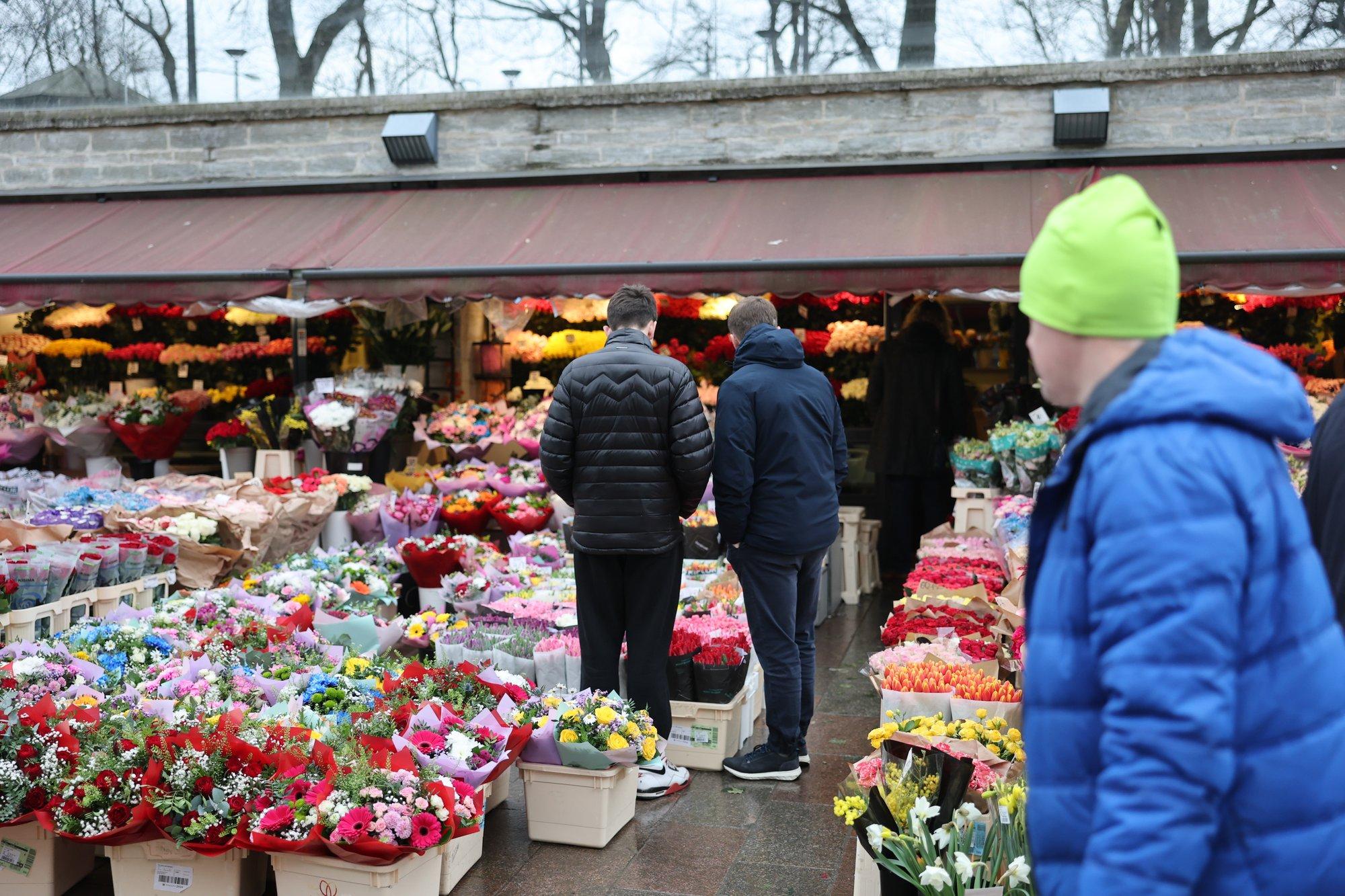 FOTOD | Viru tänava lillekioskite juures on naistepäevale kohaselt tipptund. Pikk roos maksab koguni seitse eurot