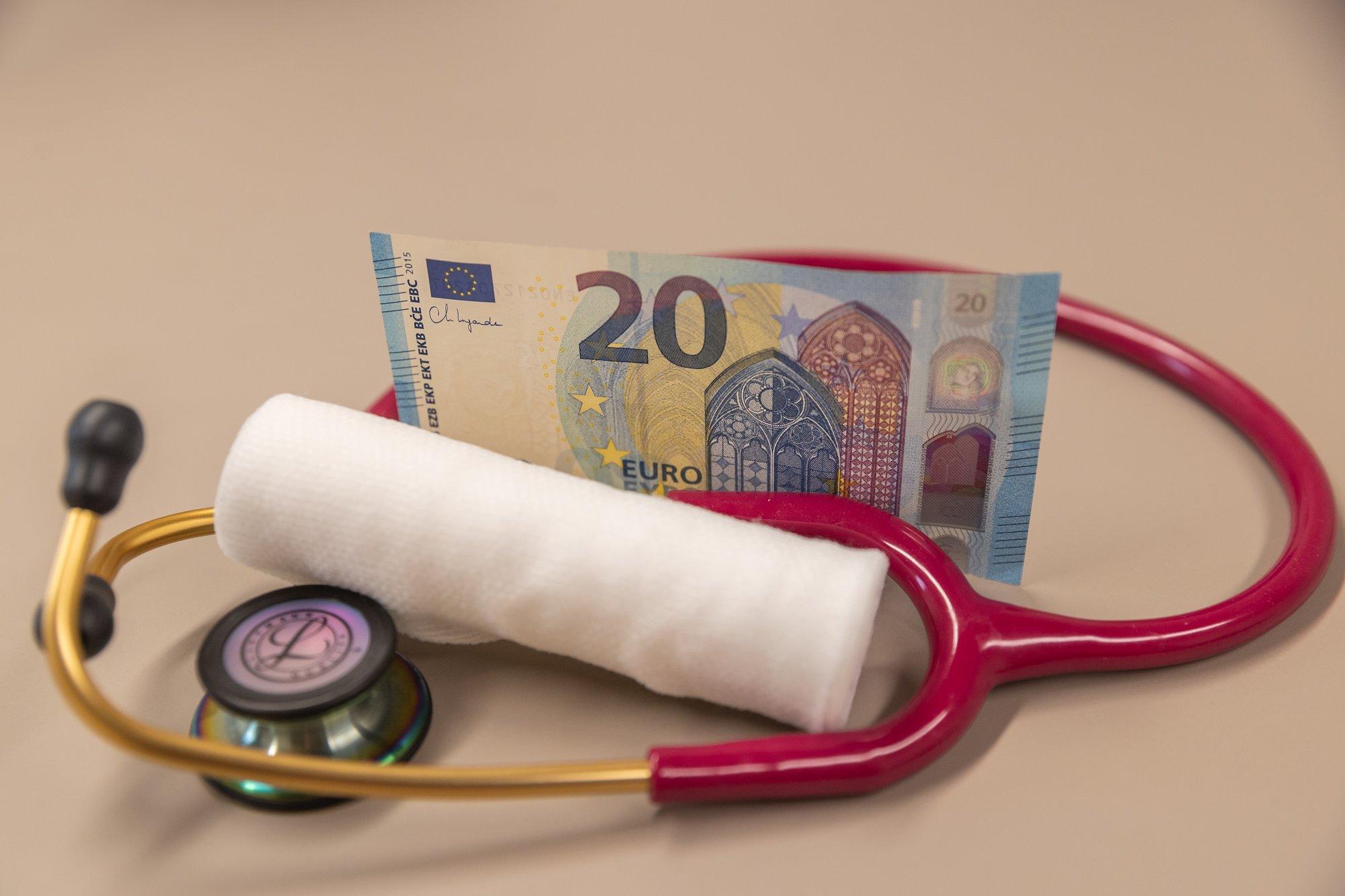 KÜSITLUS | 5 eurost saab 20: kas visiiditasu tõus hakkab sinu rahakotile?