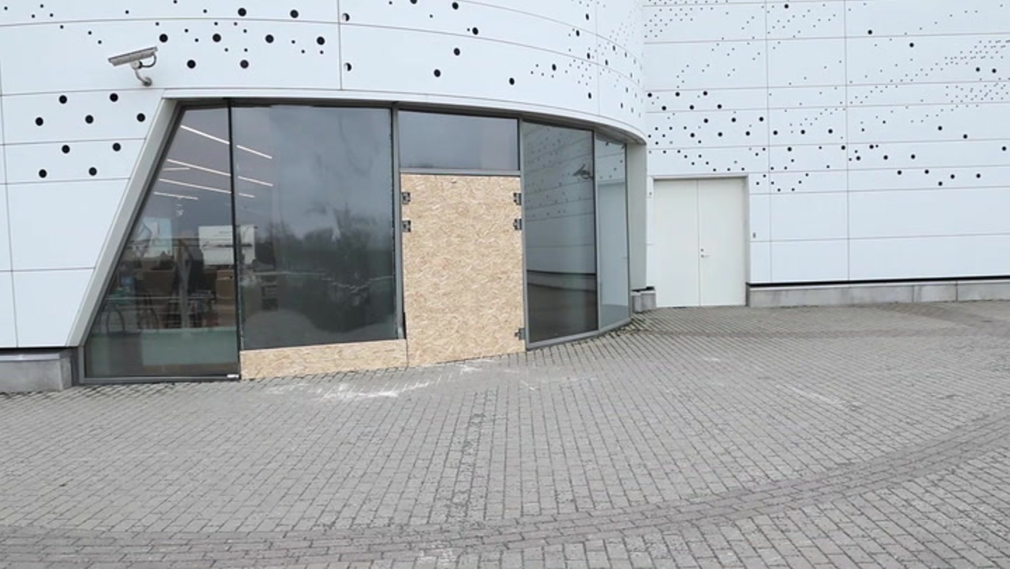 FOTOD | Kurjategijad sõitsid maha Ülemiste keskuse ukse, kadusid koos kalli kaubaga