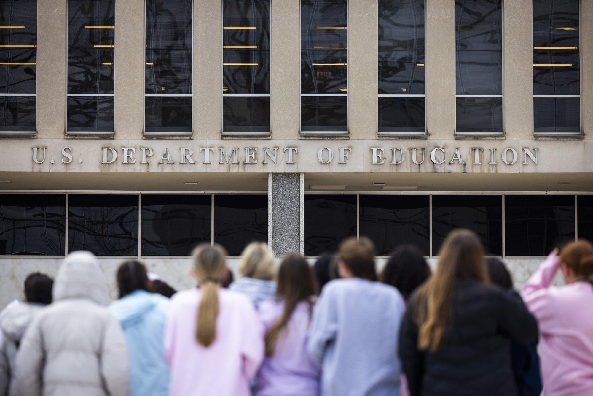 USA haridusministeerium koondab ligi pooled oma töötajatest