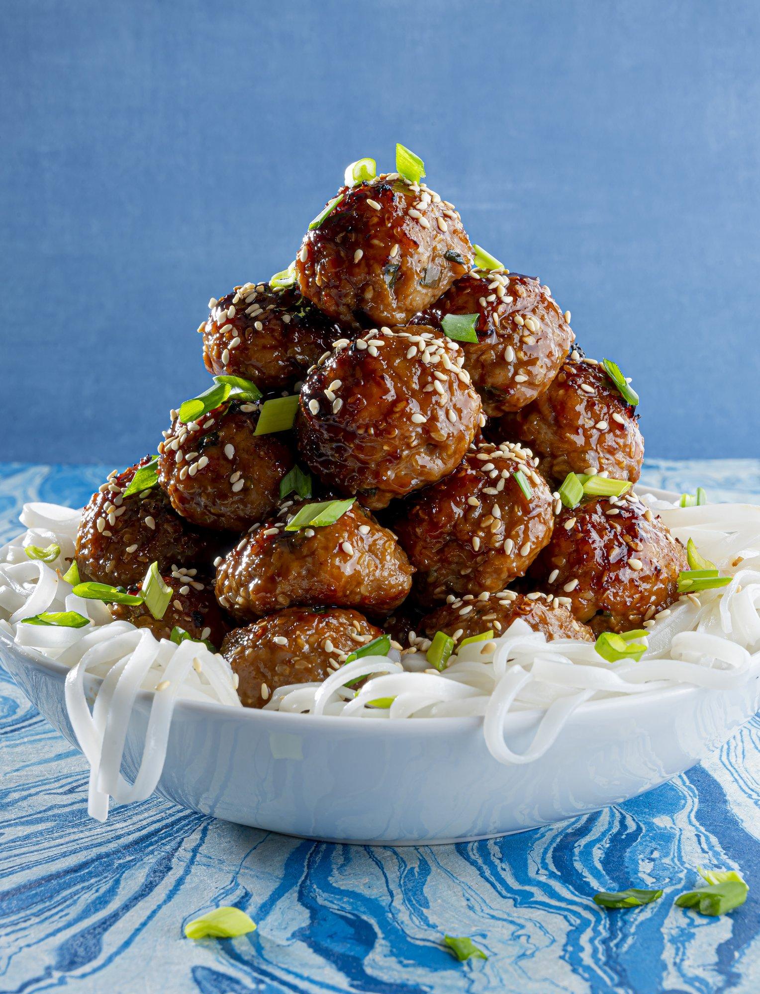 Retsept | Midagi kauget ja midagi kodust: kanalihapallid kleepuvas sojakastmes