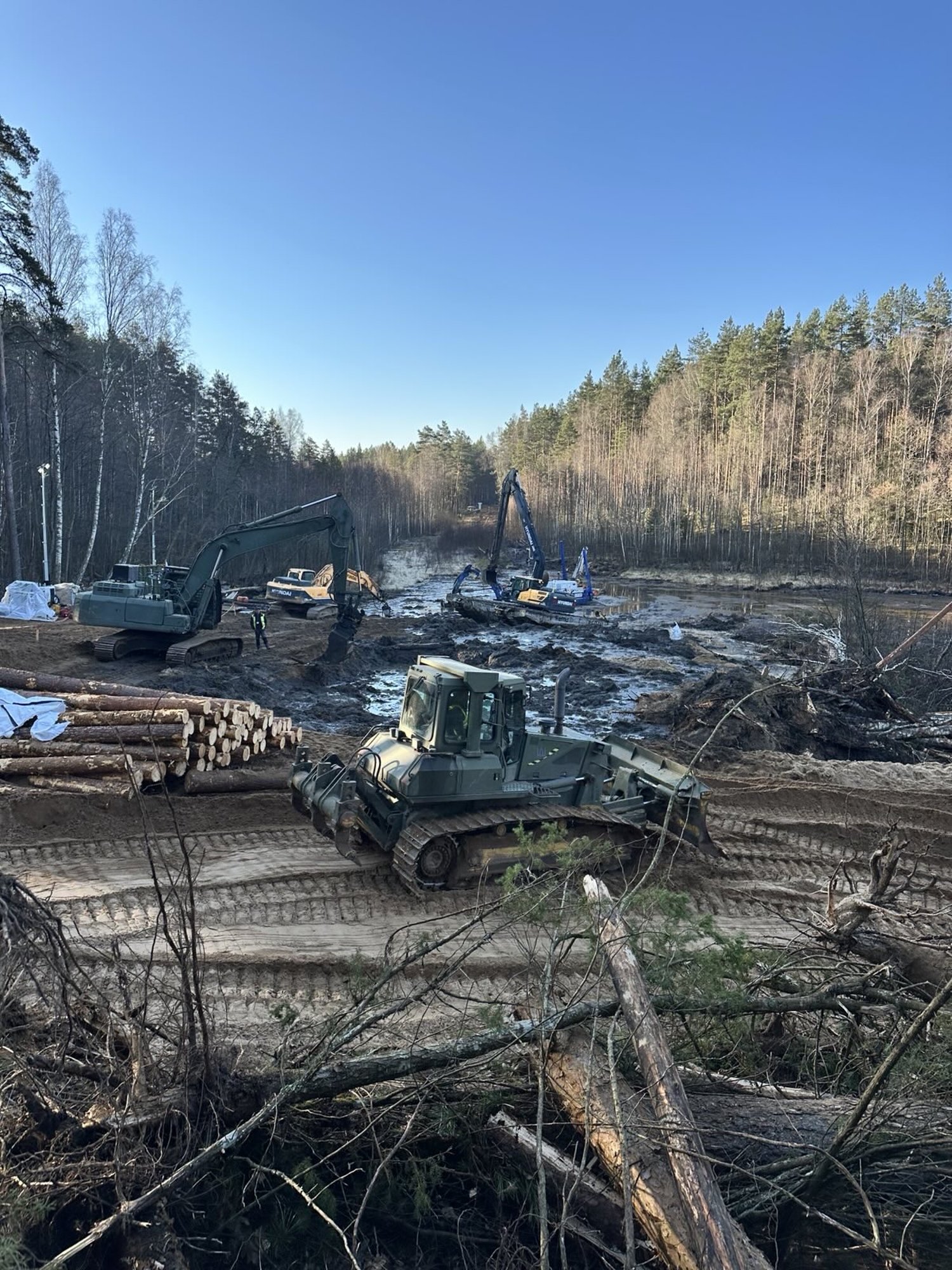 FOTOD | Leedu sohu kadunud USA sõdurite otsinguid pidurdab muda. Täna toimub uus sukeldumiskatse