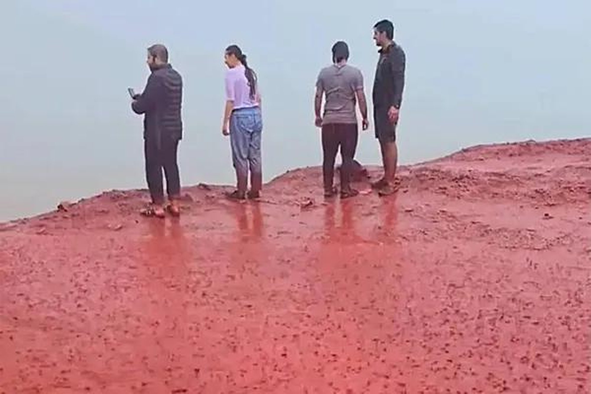 VIDEO | Iraanis sadas „verist vihma“: teadlased selgitasid selle ebatavalise loodusnähtuse põhjust