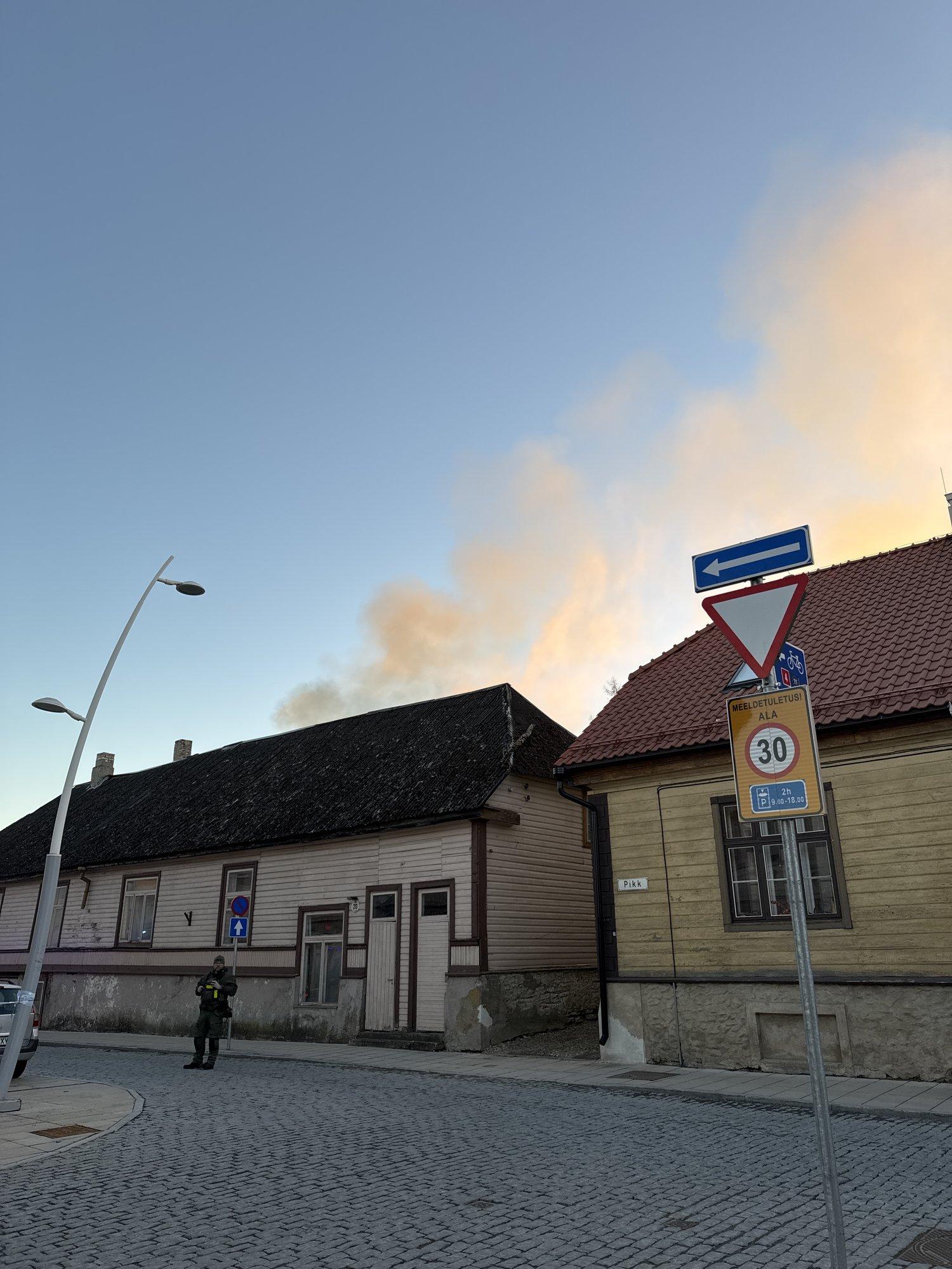 Rakveres põleb kahekordne hoone, keegi viga ei saanud