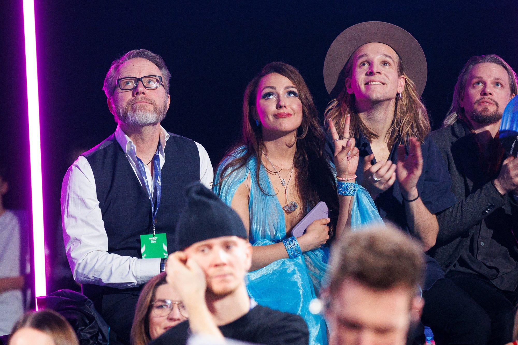 Elisa Kolk sai taas kriitika osaliseks – lauljatarile heidetakse ette, et ta kannab müüki pandud rõivaid