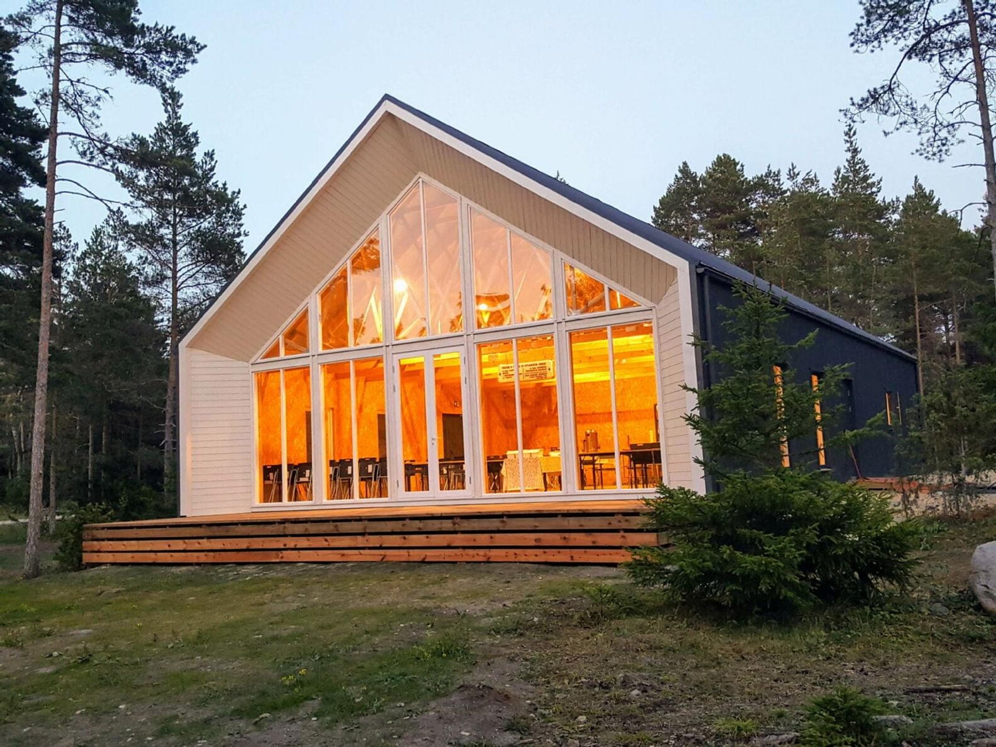 Saaremaal on müüki on tulnud kunagine jõukate Venemaa kodanike lastelaager, nüüdne luhtunud öko-arendus