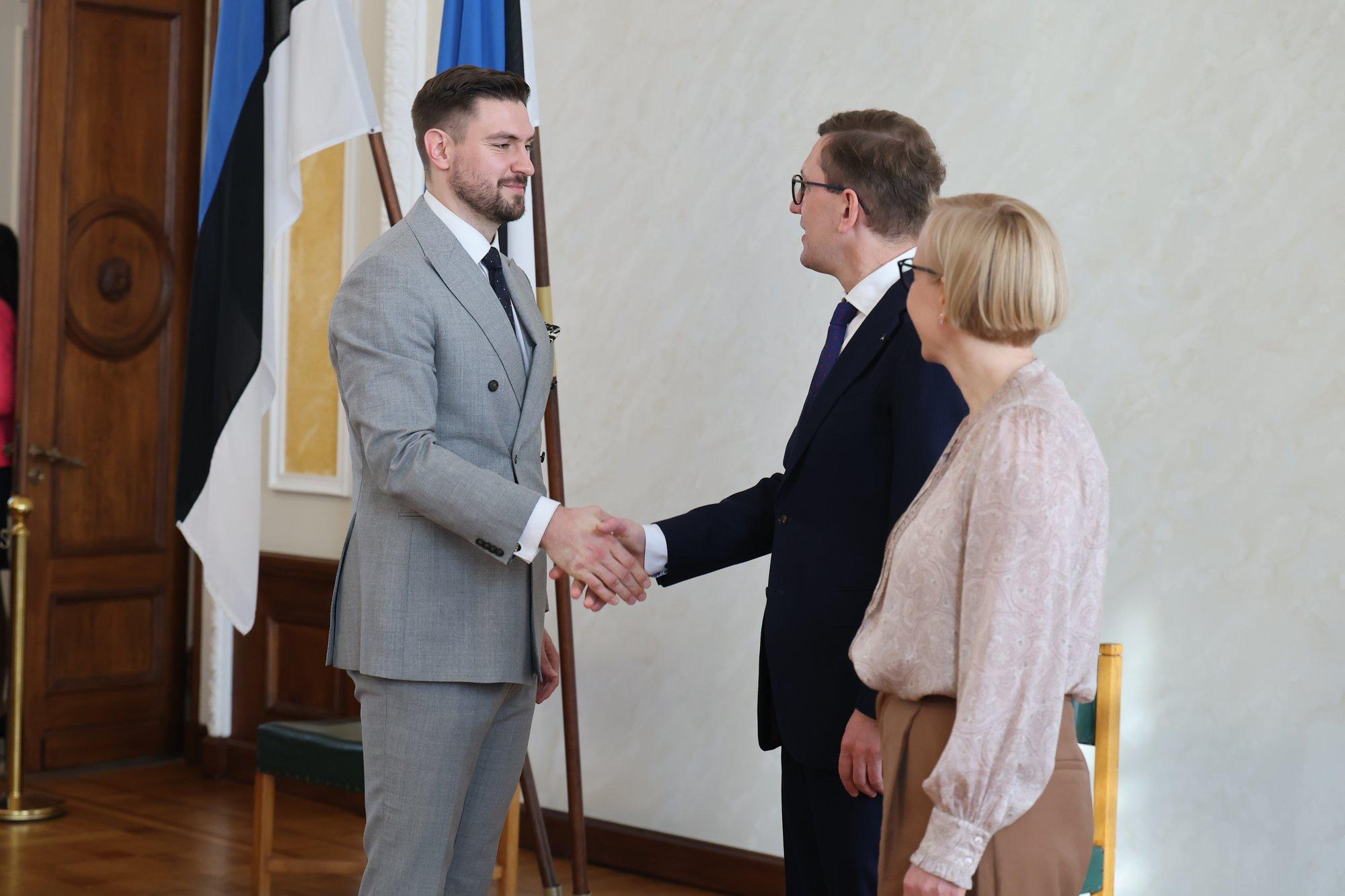 FOTOD | Võimuliit allkirjastas riigikogus koalitsioonileppe. Pärastlõunal ootab Michalit ja uusi ministreid president