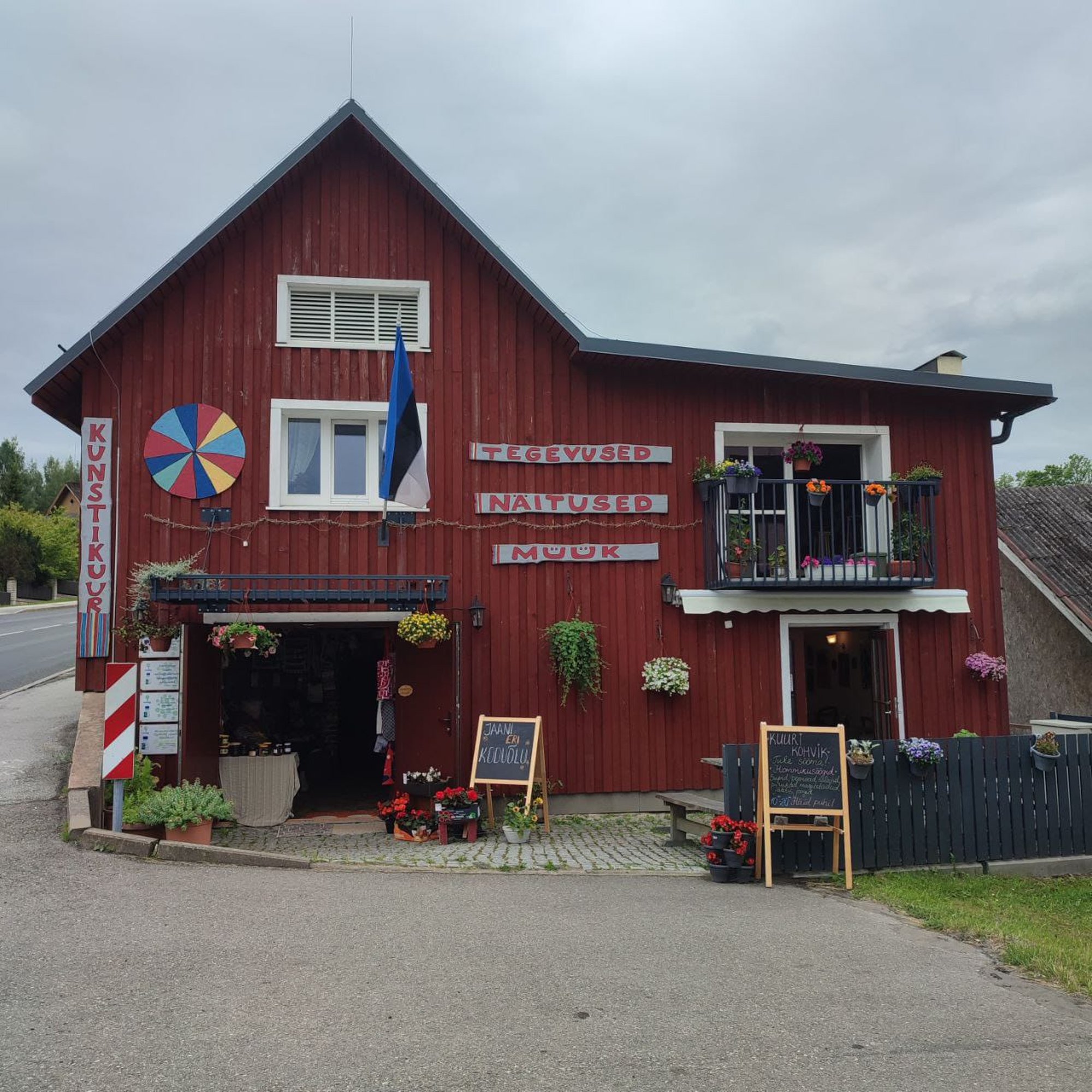 Sõja eest põgenenud ukrainlanna Olena avas Rõuges kunstikohviku: pirukatega meenub mulle lapsepõlve aroom ja soojus