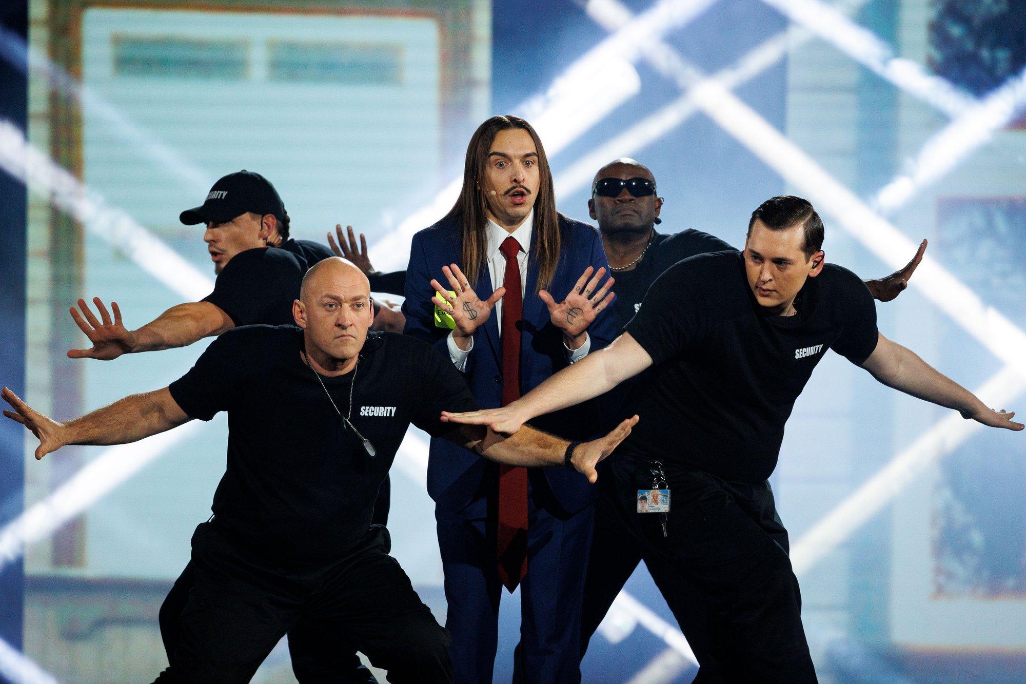 VIDEO | Turvamehed taas platsis! Tommy Cash tegi Baseli eurolaval esimese proovi