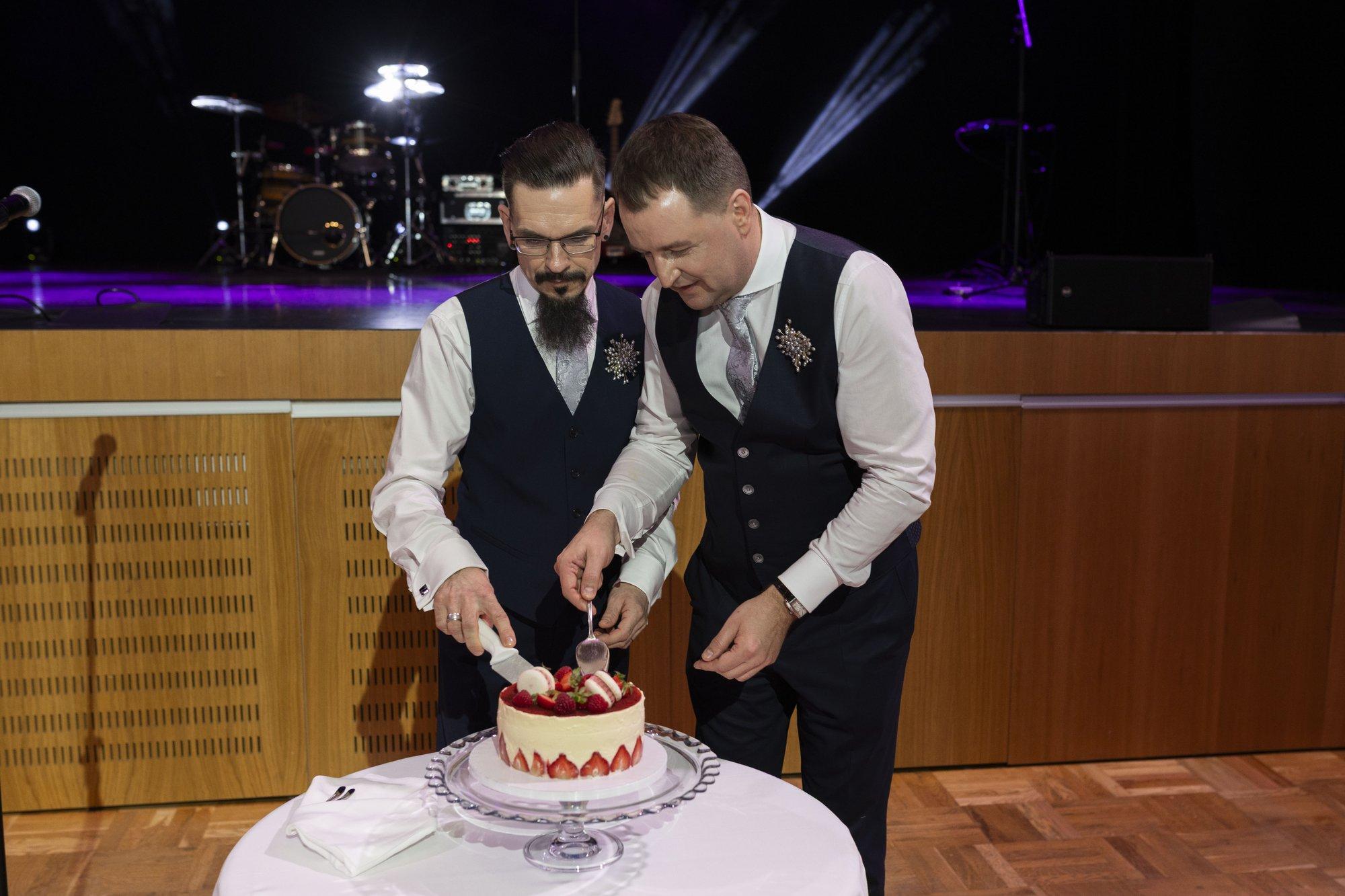FOTOD | Hõissa, pulmad! Poliitik Eduard Odinets tähistas abieluranda sõudmist 150 külalisega