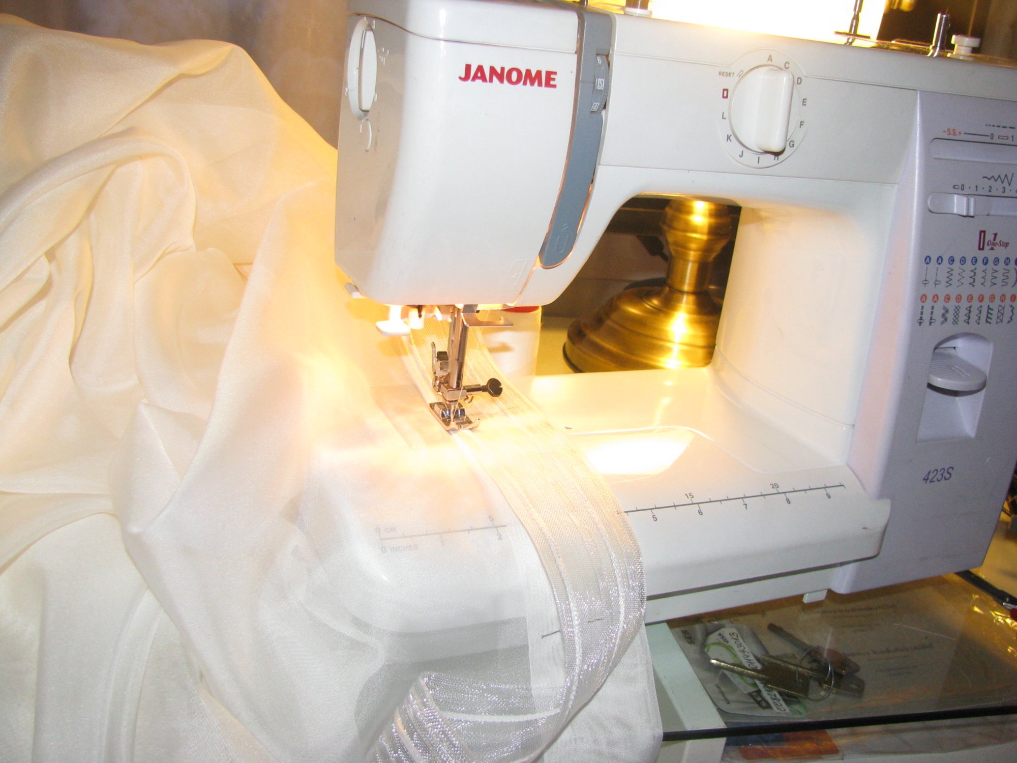 Tüllkardina tegemiseks kulub vaid neli õmblust ja üks õhtupoolik