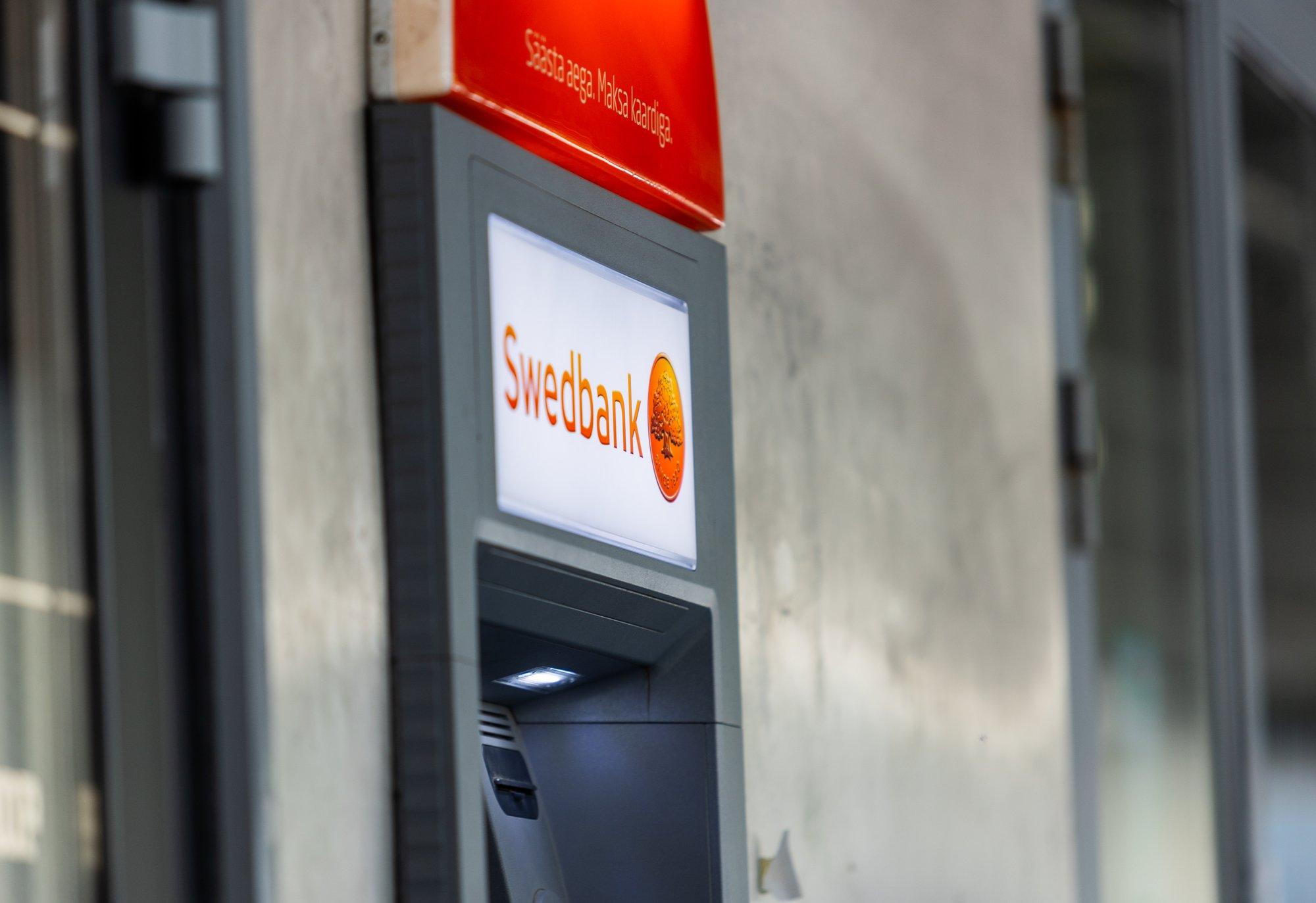 Swedbank vahetab välja mitukümmend pangaautomaati. Uus operaator on mujal tuntud kõrgete tasude poolest