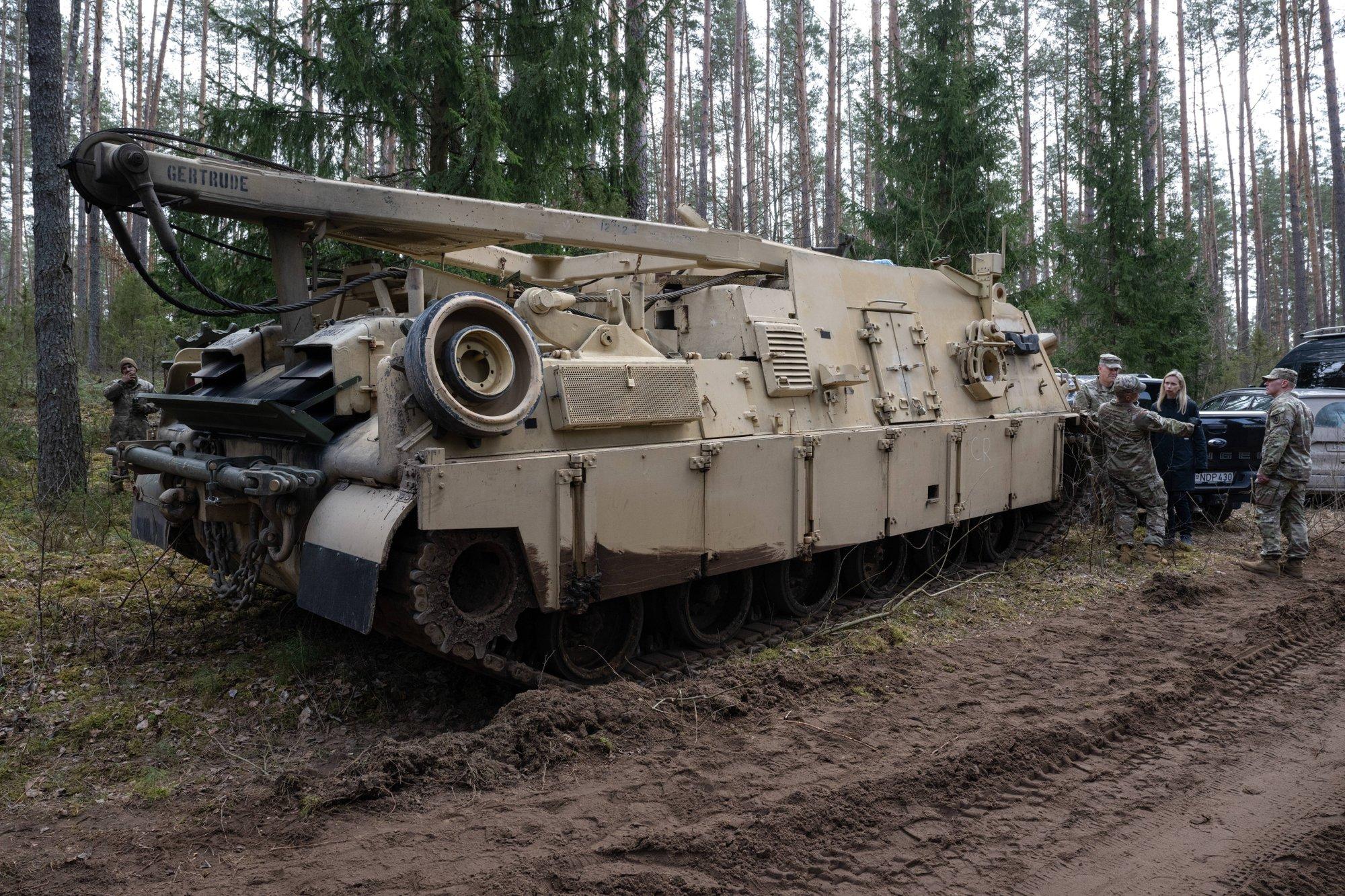 VIDEO | Otsing peatus, aga põhiküsimused on vastuseta. Delfi avaldas uued kaadrid Leedus uppunud USA soomuki leiupaigast