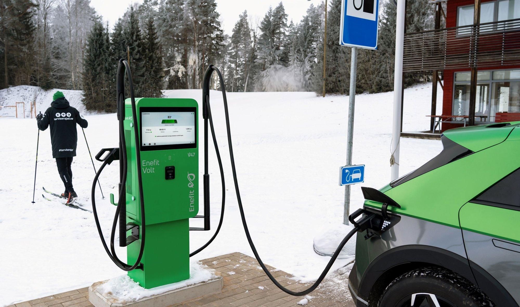 Enefit paigaldab terviseradade parklatesse elektriautode laadijaid