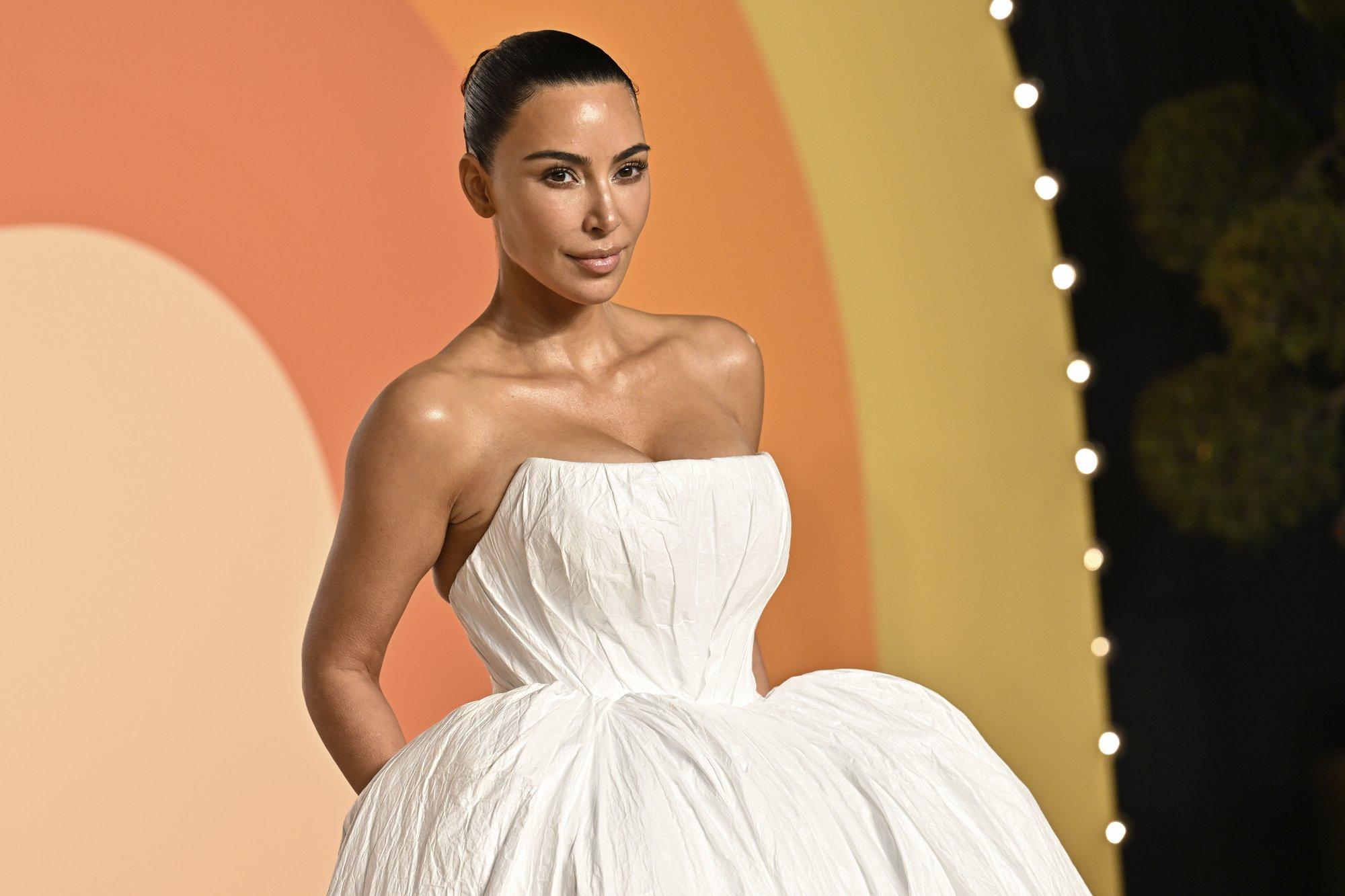 FOTO | Kim Kardashian seadis Times Square’ile täispuhutava kuju, mis kujutab teda ennast. Fännid peavad seda õudseks ja maitsetuks