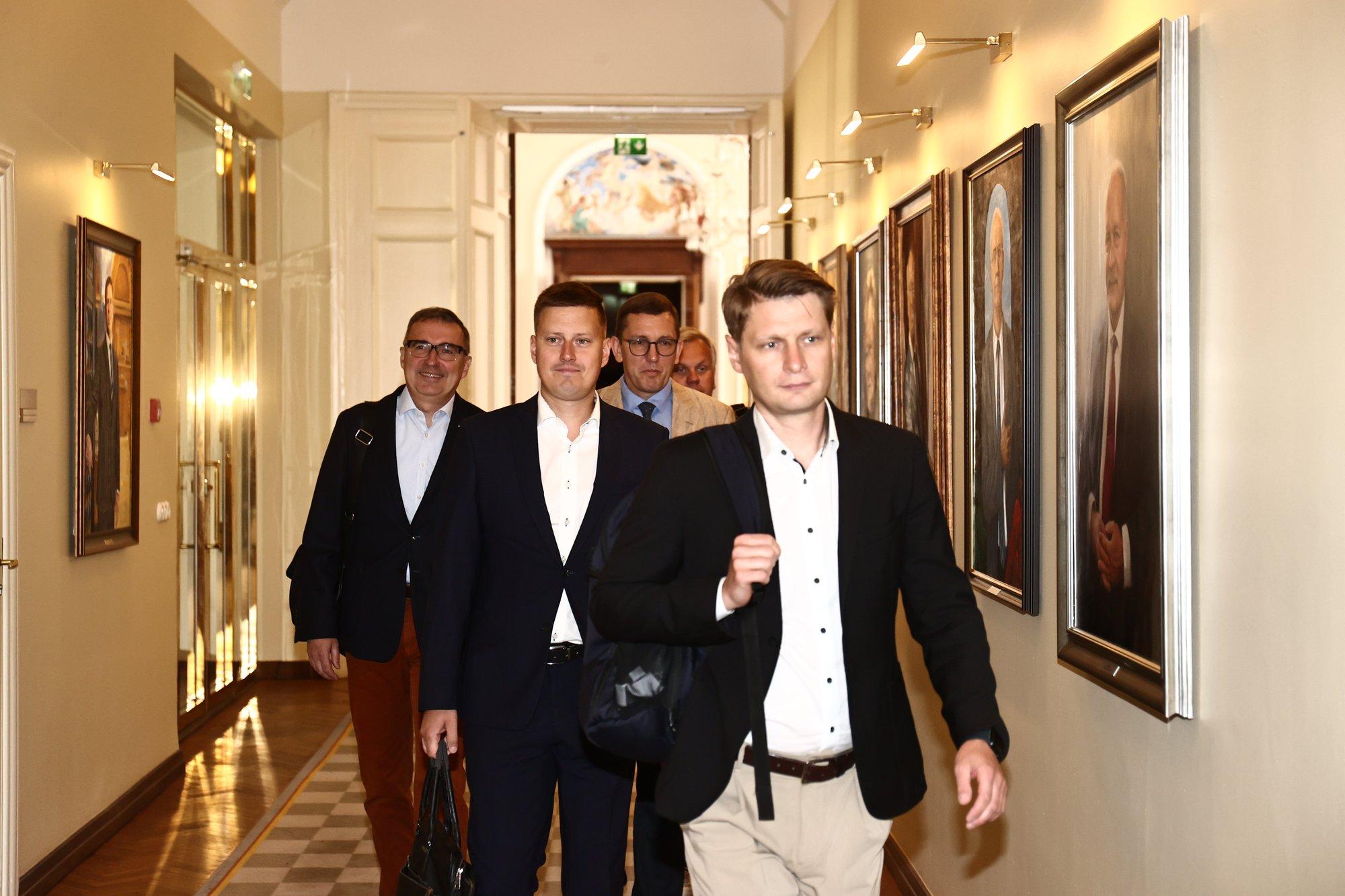 SAHINAD | Riigisekretär Kasemetsa võrreldakse kuluaarides Briti halli kardinaliga