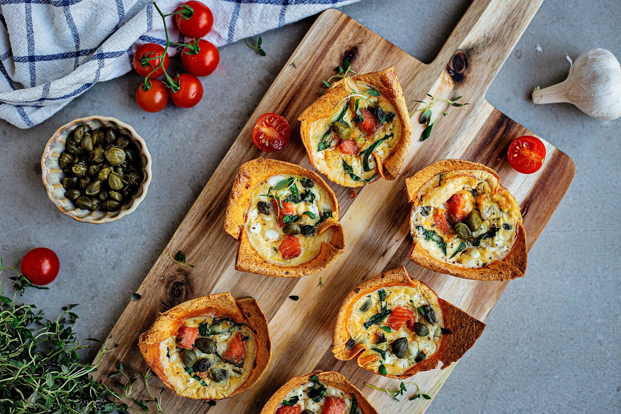 Tee täna õhtul kiirelt valmis, et homme oleks nii hommikusöök kui tööle kaasa võtmise lõuna olemas: tortiljamuffinid suitsulõhe ja kapparitega