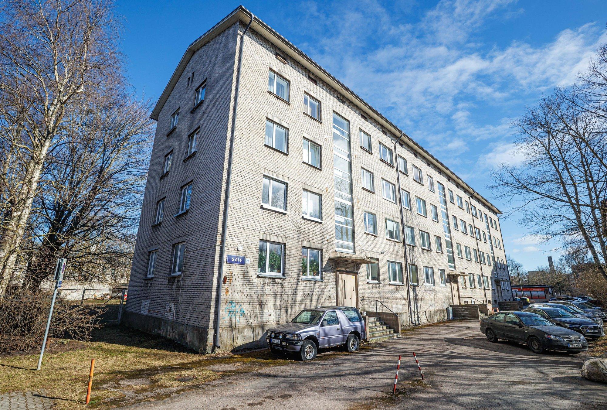 FOTOD | Sõle tänaval seisab lasteaia läheduses juba aastaid Georgi lindiga auto