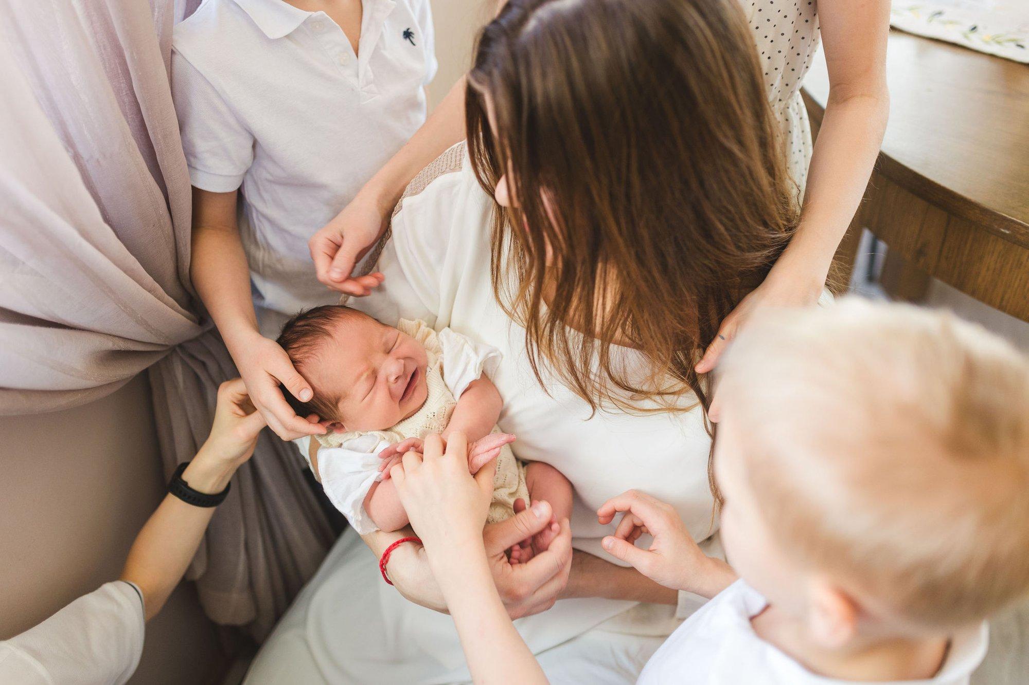 Elini blogi | Ootamatu mure: iga kord beebiga koju saabudes oksendab kass tema kõrvale. Kas pean kassile rahulikuma keskkonna otsima?